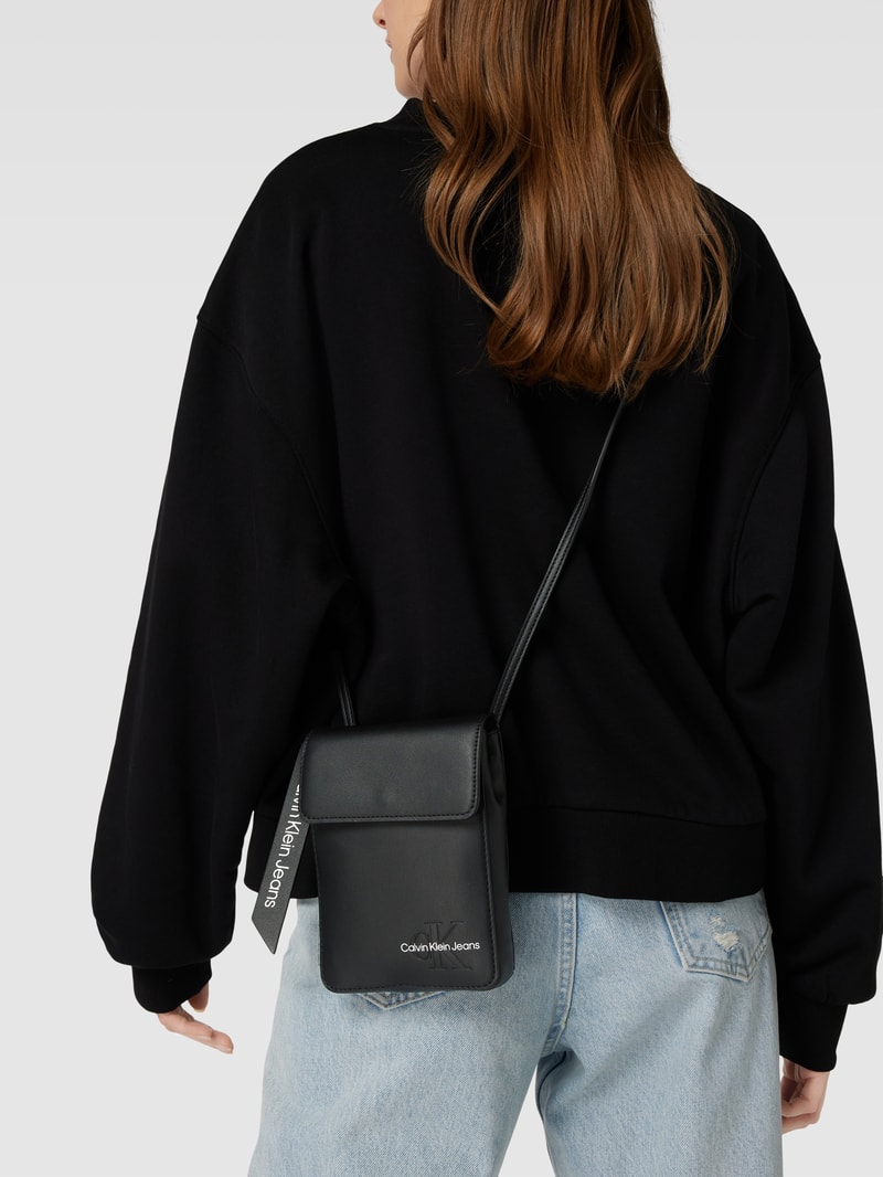 Umhängetasche mit Label-Details in schwarz