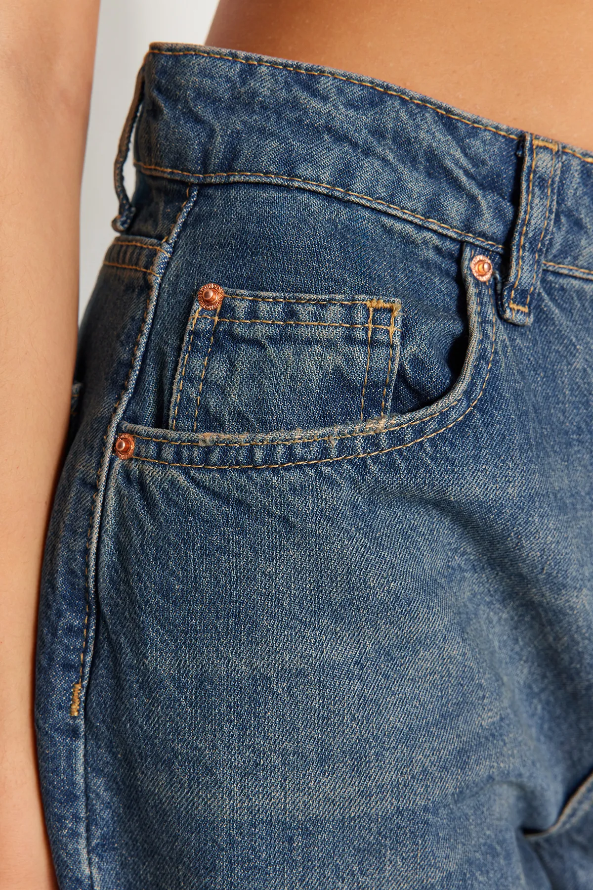 Trendyol Collection  Blaue Vintage-Jeans mit hoher Taille und weitem Bein und verblasstem Effekt TWOSS24JE00050