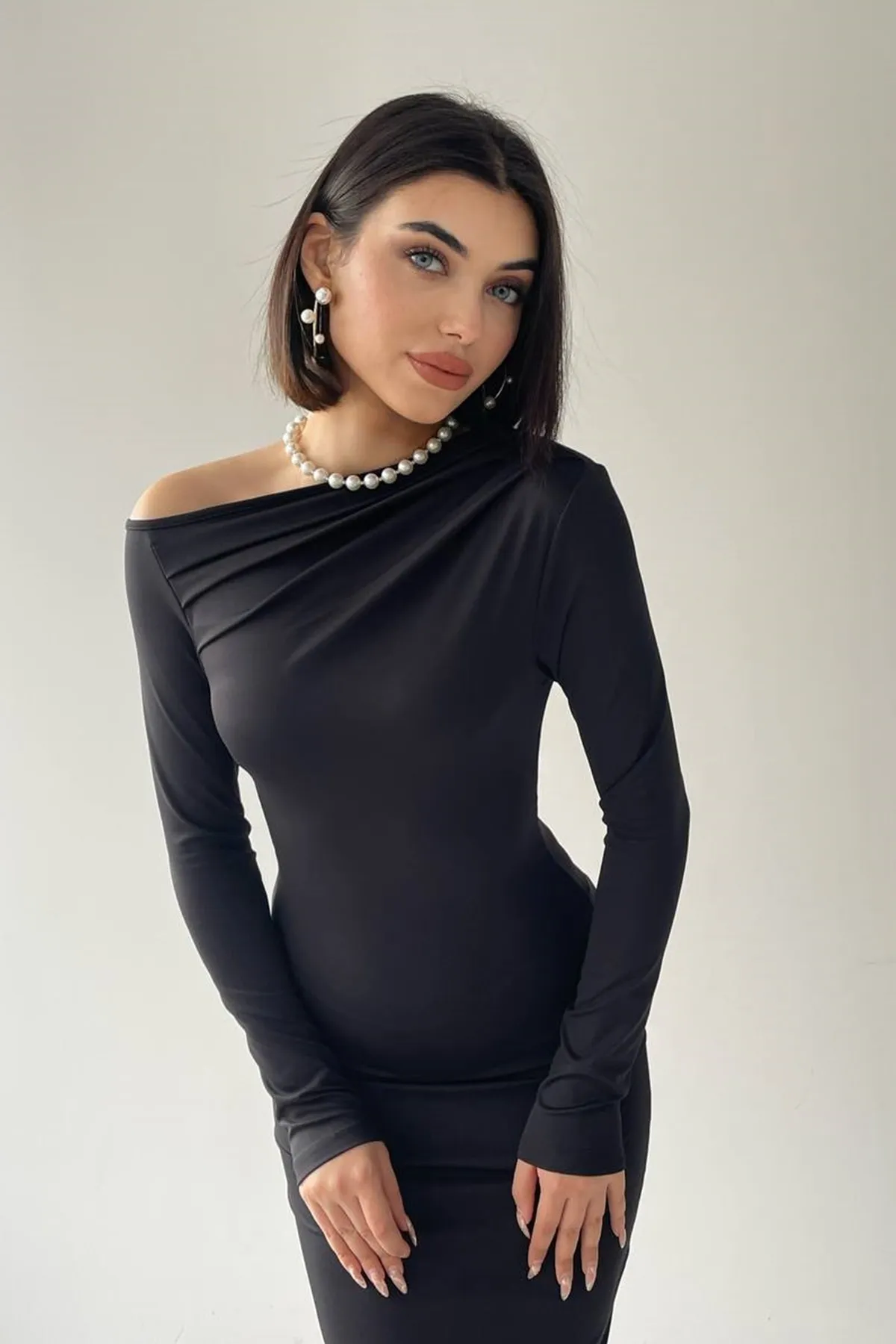 lovebox  Damen Maxikleid in Schwarz mit flexiblem Mikrogewebe an den Schultern, tiefem Ausschnitt und langen Ärmeln, 199