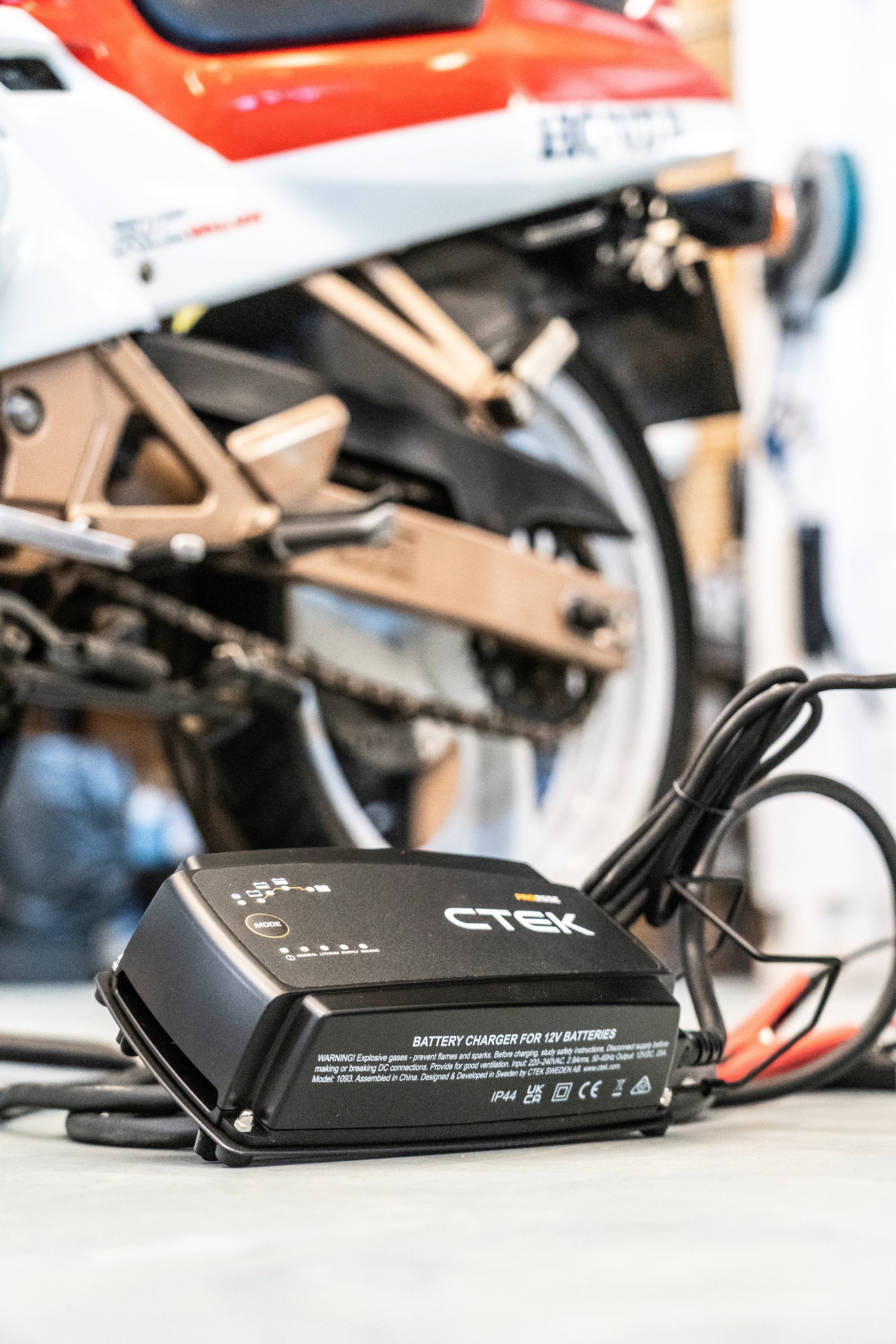 CTEK PRO25SE Batterie-Ladegerät (inkl. 6 m Kabel, Wandhängevorrichtung und Halterung)