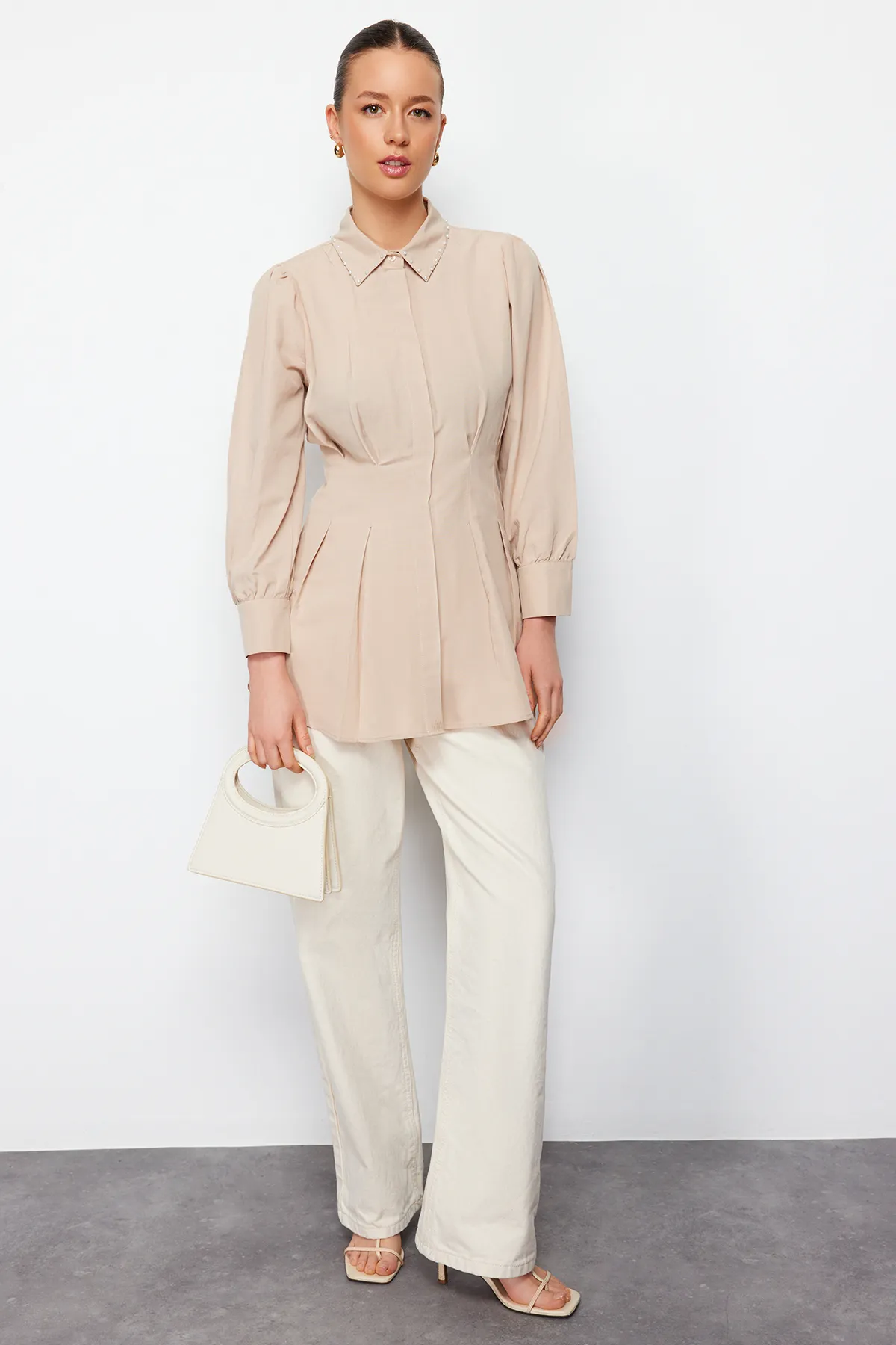 Trendyol Modest  Gewebtes Hemd mit Perlendetails in Steingrau TCTAW24TG00027