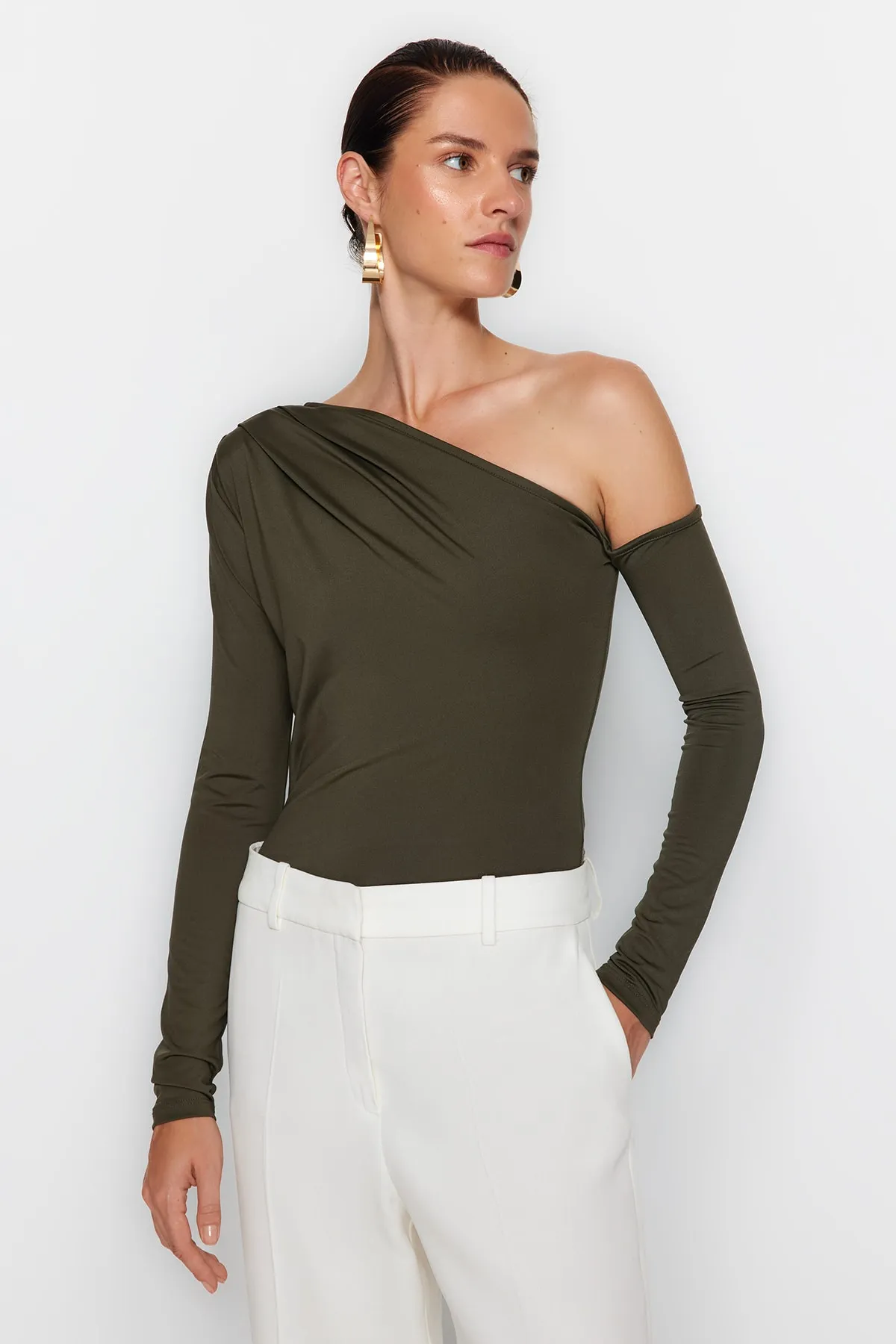 Trendyol Collection  Khakifarbener Strickbody mit asymmetrischem Kragen und langen Ärmeln und Druckknopfverschluss TWOAW22BD0080