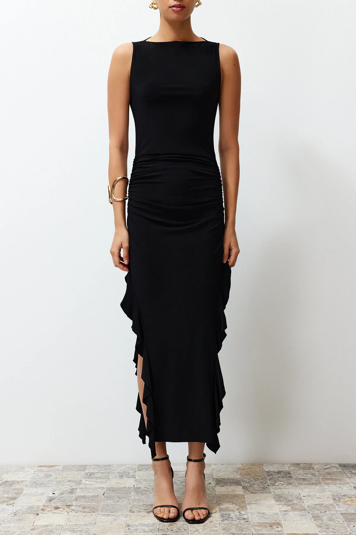 Trendyol Collection  Schwarzes, figurbetontes, ärmelloses, dehnbares, dickes Sandy-Maxi-Bleistiftkleid mit Schlitz und Rüschendetail TWOSS24EL00688