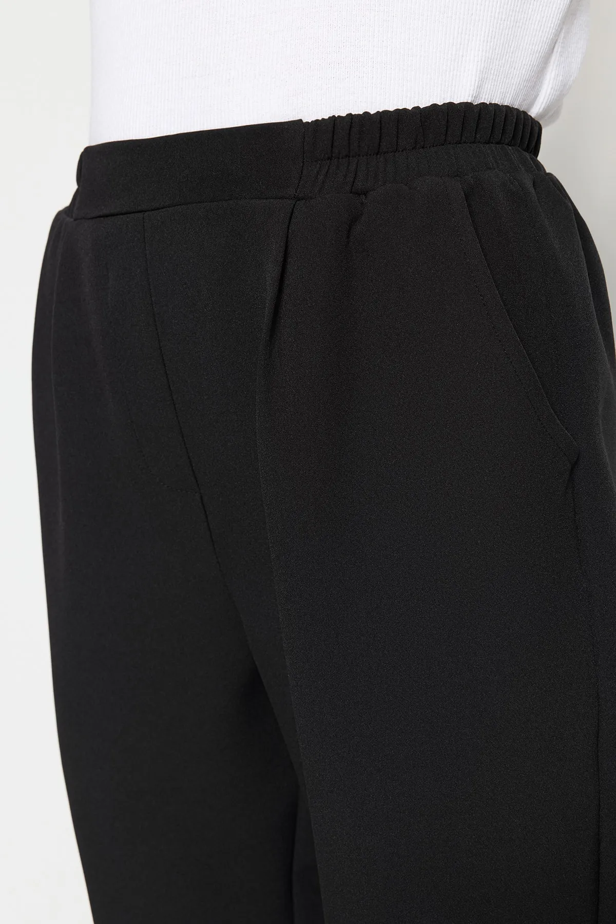 Trendyol Modest  Schwarze, gewebte Hose mit elastischem Bund und Taschendetail TCTSS23TP00008