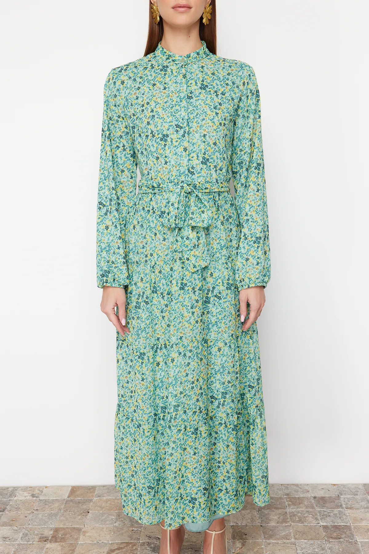Trendyol Modest  Smaragdgrünes gemustertes, gefüttertes Chiffon-Kleid mit Gürtel, Stehkragen und Futter TCTSS21EL3346