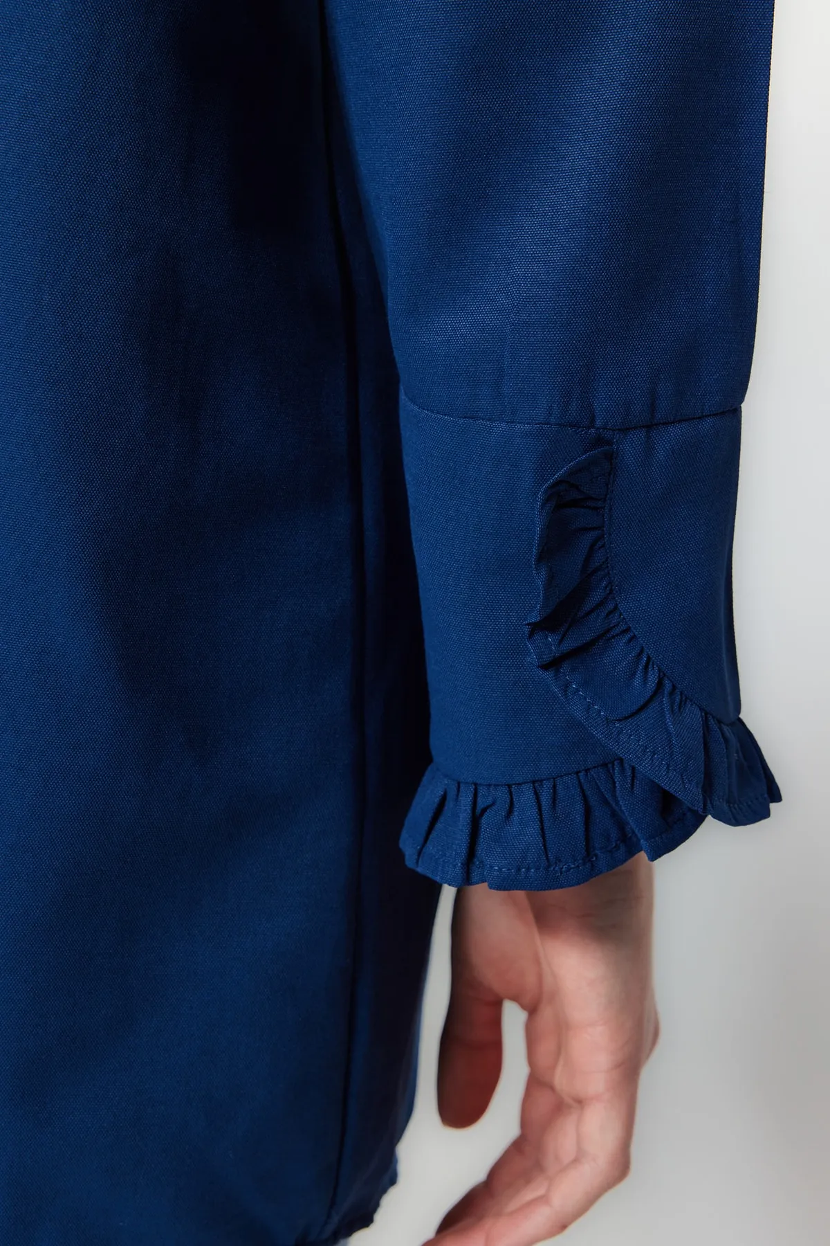 Trendyol Modest  Indigoblaues Hemd aus gewebter Baumwolle mit Rüschen im Denim-Look TCTSS23TG00042