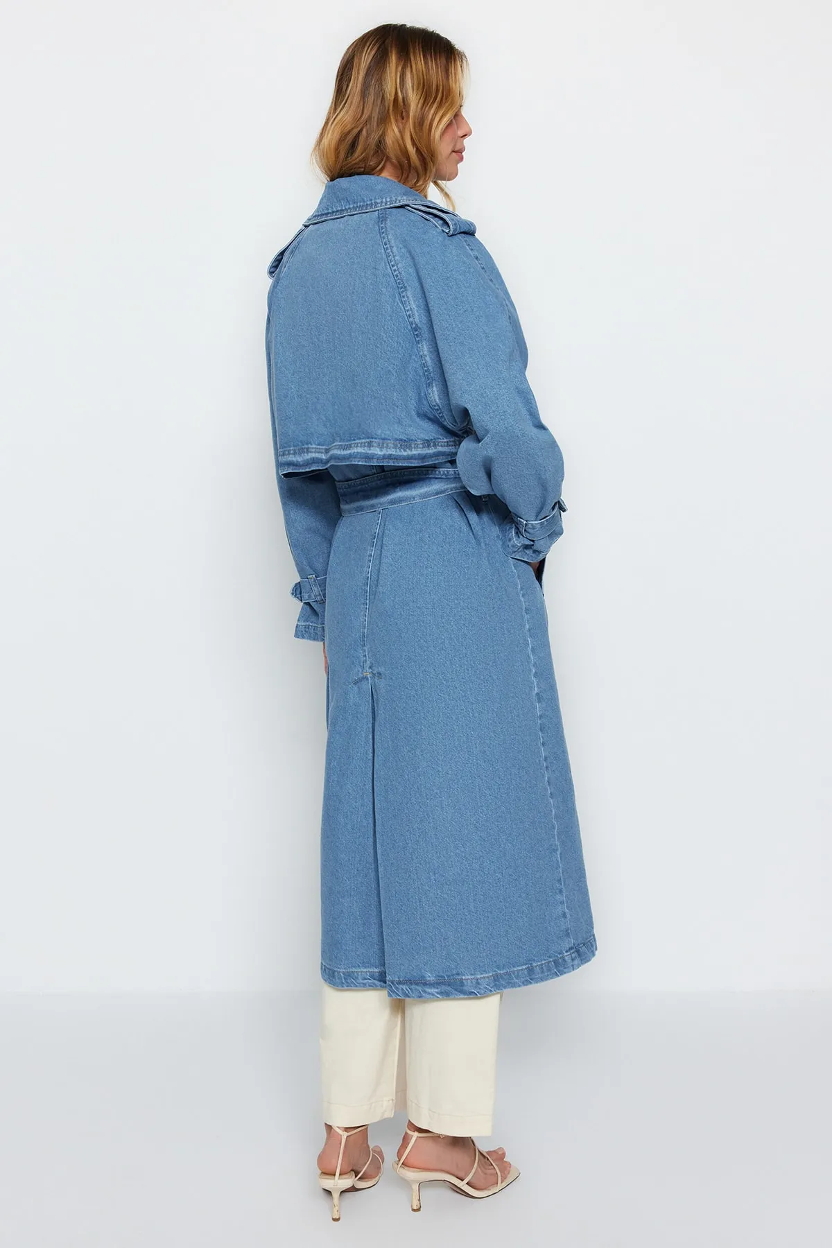 Trendyol Collection  Blauer Denim-Trenchcoat mit Gürtel TWOSS23TR00028