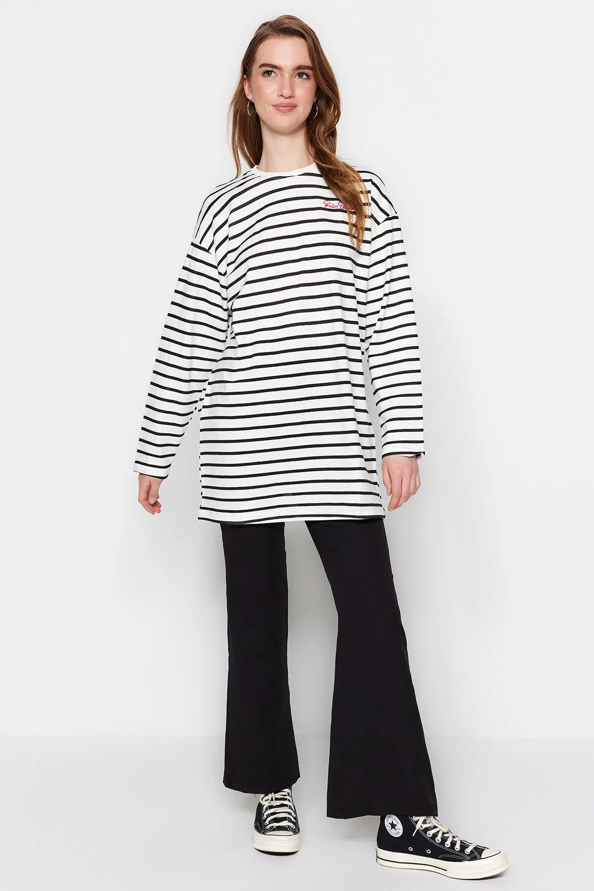 Trendyol Modest  Schwarze Stricktunika mit Streifen und Stickereien TCTSS23UK00034