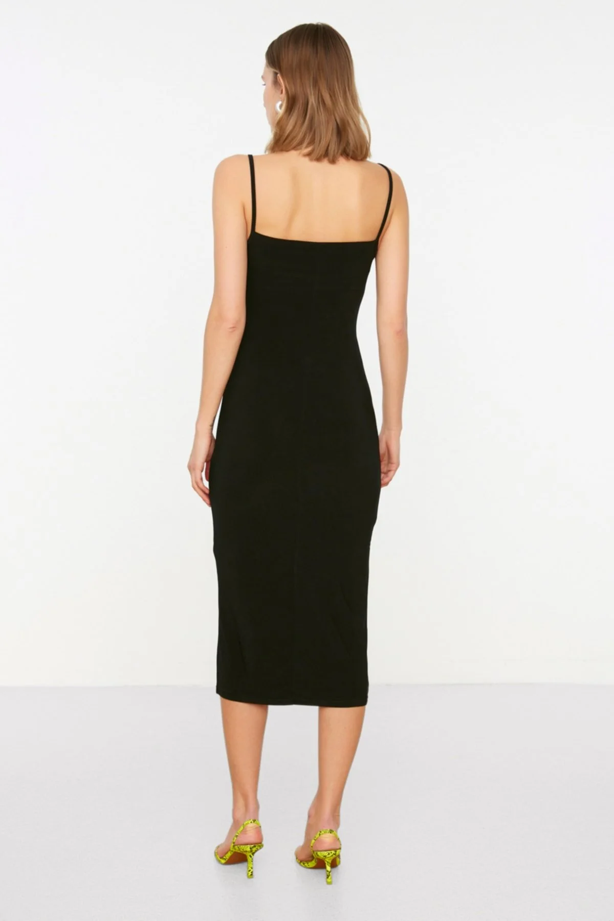 Trendyol Collection  Schwarzes, figurbetontes Midi-Bleistiftkleid aus flexiblem Strick mit Degaje-Kragen und Midi-Trägern TWOSS19AD0020