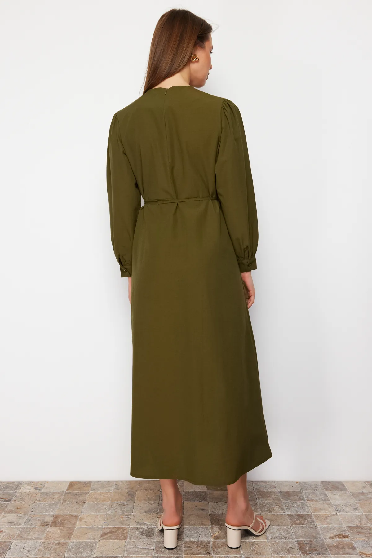 Trendyol Modest  Khakifarbenes, geschlitztes Kleid aus gewebter Baumwolle mit Gürtel vorn TCTSS23EB00360