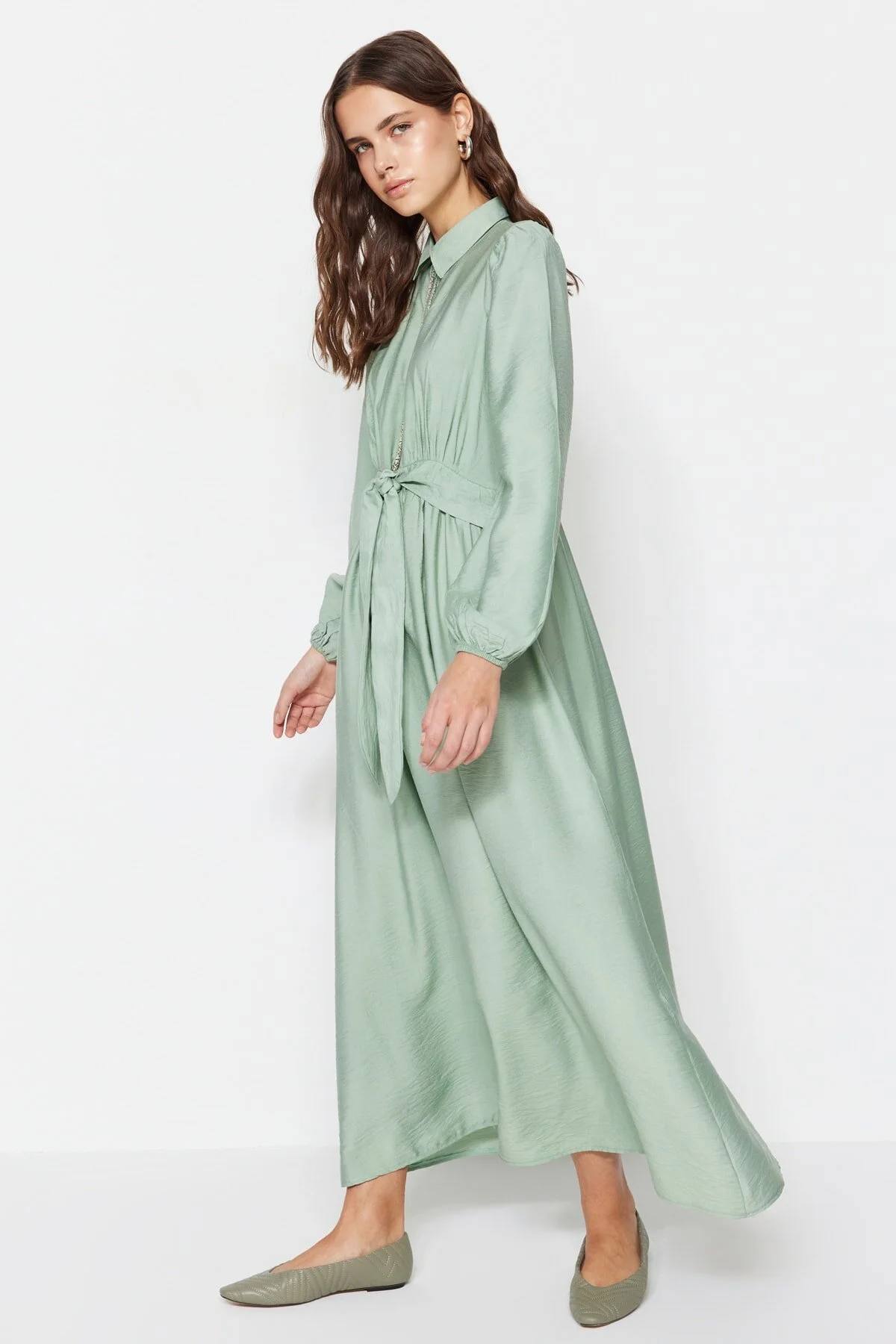 Trendyol Modest  Hellkhakifarbenes, gewebtes Kleid in Leinenoptik mit Schnürung und Streifendetails TCTSS23EB00272