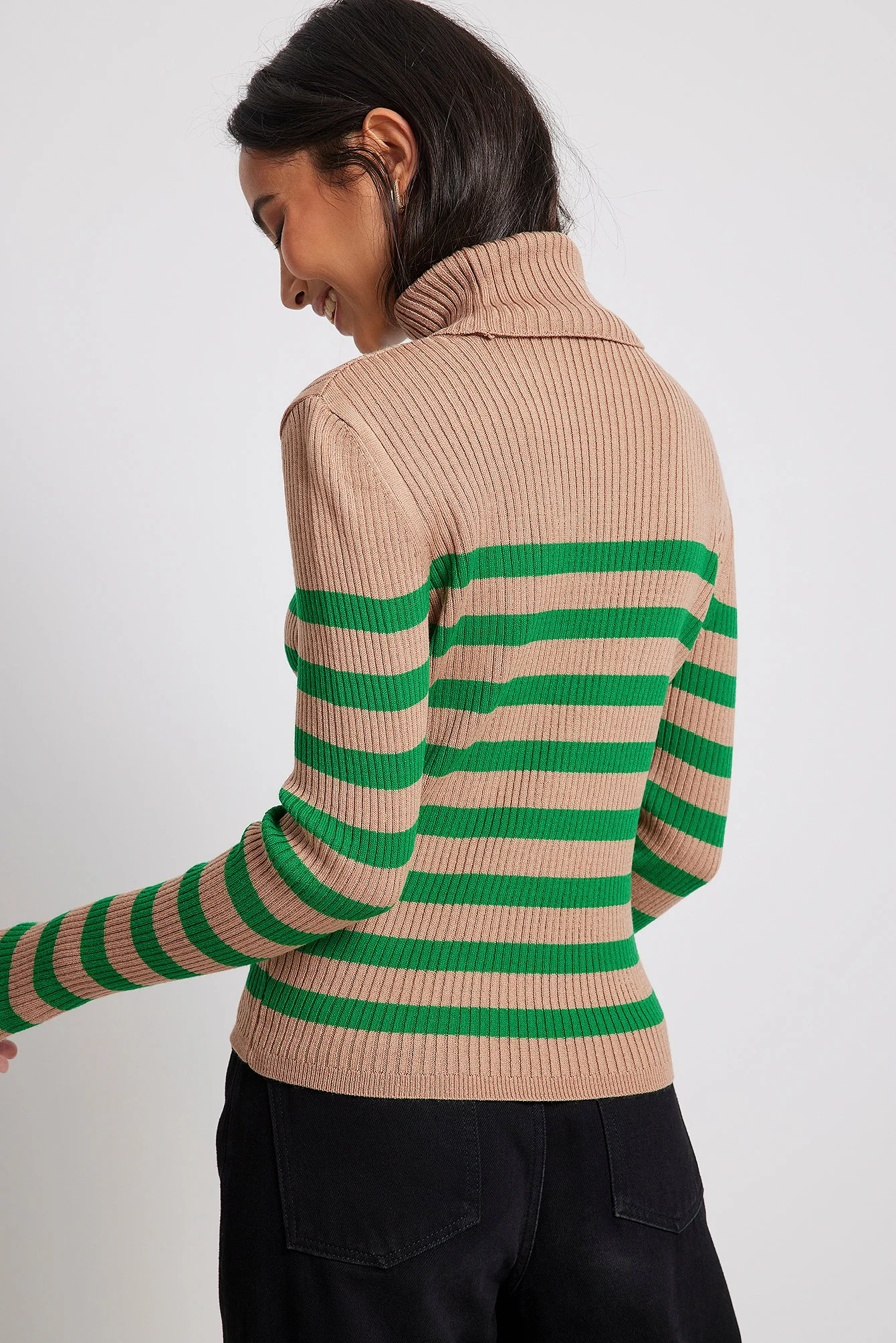 Gestreifter Strickpullover mit Rollkragen