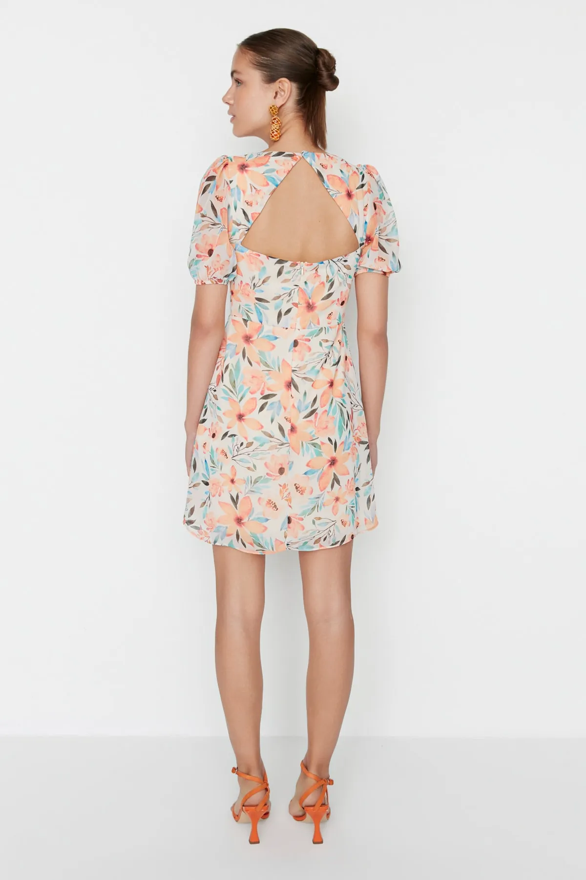 Trendyol Collection  Ecrufarbenes, florales A-Linien-Minikleid aus Chiffon mit Futter TWOSS22EL2168