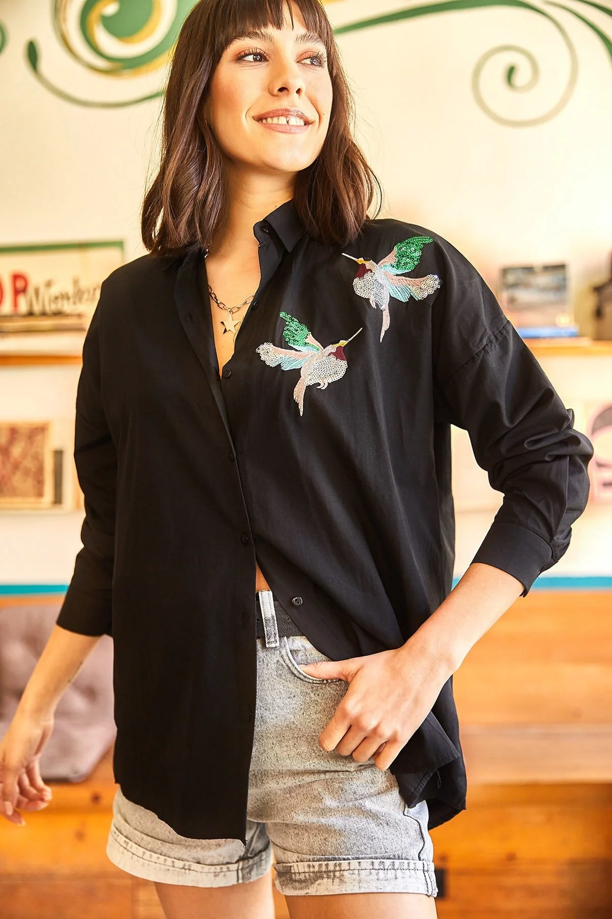 Olalook  Schwarzes gewebtes Boyfriend-Hemd mit Vogel-Paillettendetail für Damen GML-19000992