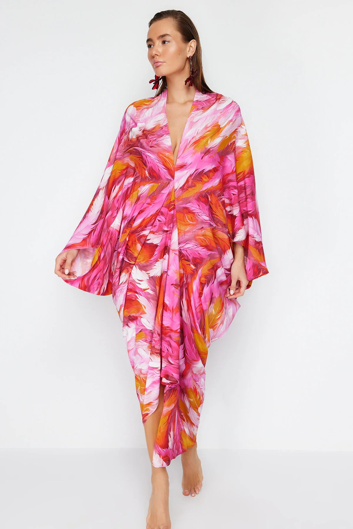 Trendyol Collection  Abstrakt gemustertes, weit geschnittenes, gerafftes Maxi-Strandkleid TBESS23EL00274