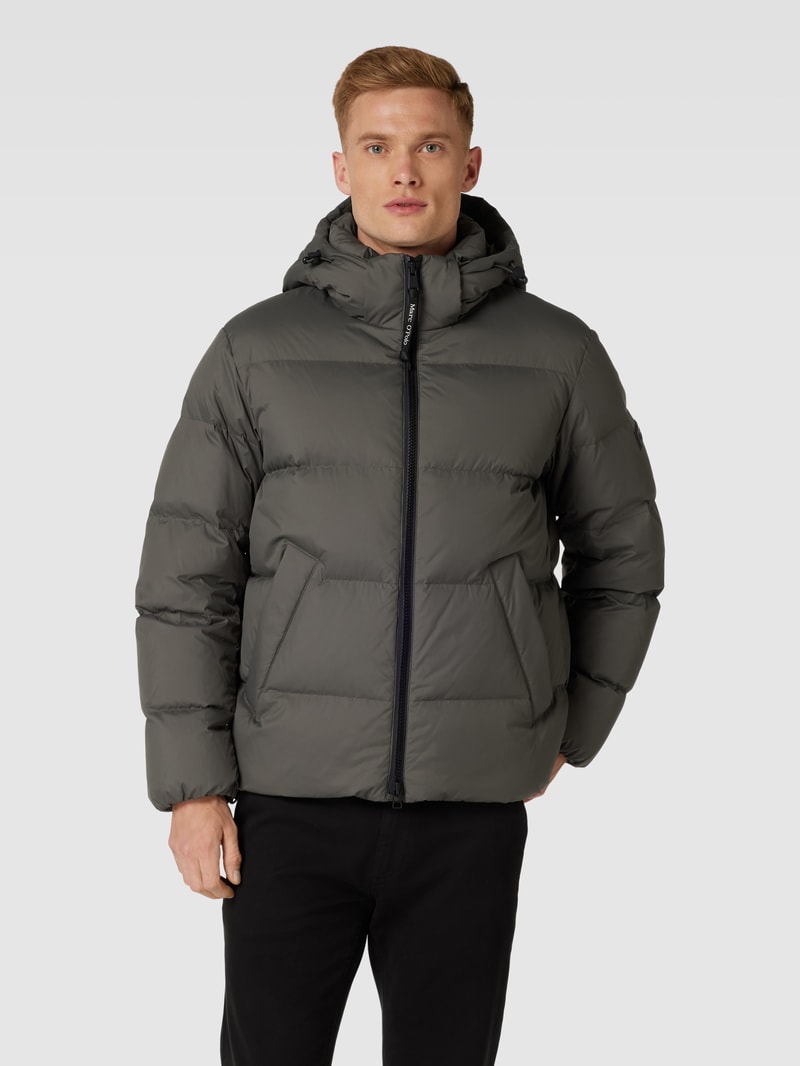 Daunenjacke mit Kapuze in schlamm