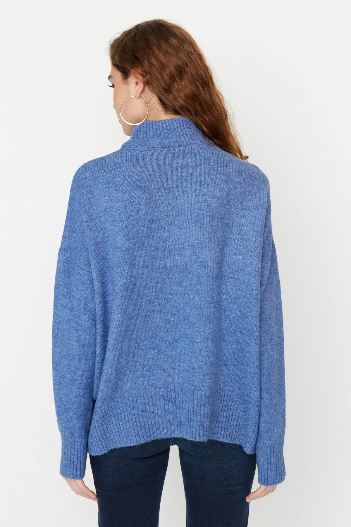 Trendyol Collection  Blauer, weich strukturierter Strickpullover mit Stehkragen und weiter Passform TWOAW23KZ00469