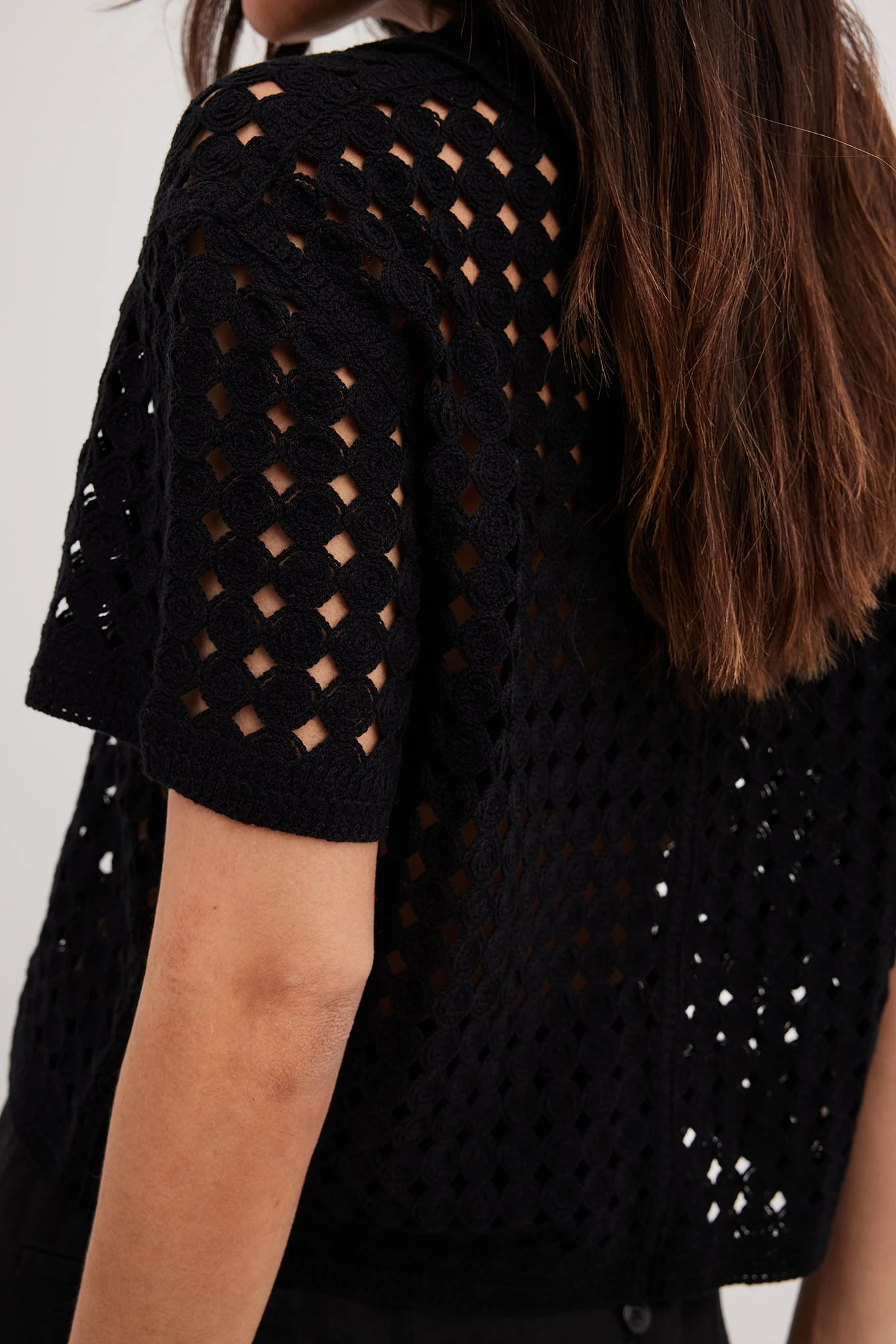 Kurzärmeliges Strickhemd mit Häkeldetail