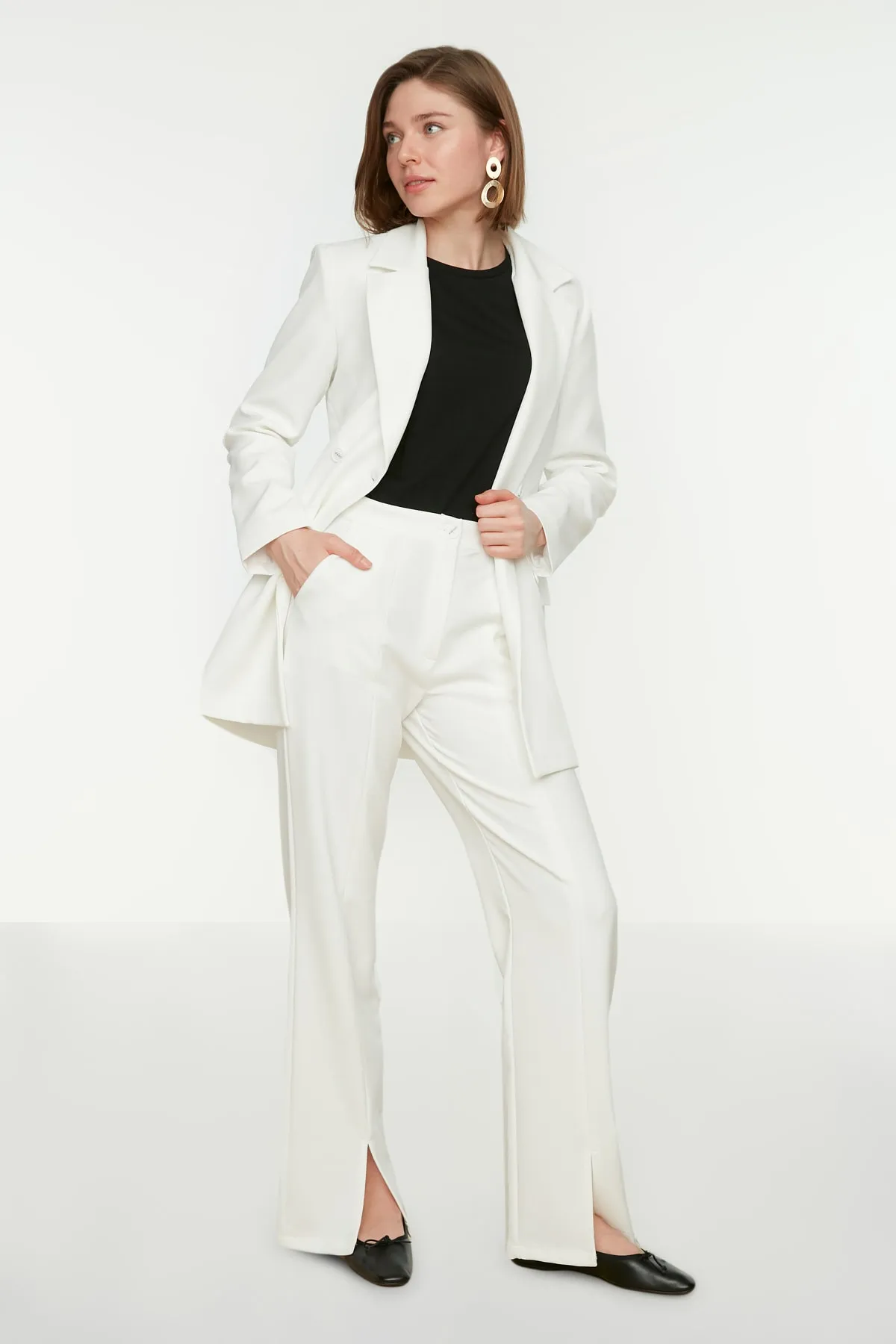 Trendyol Modest  Ecrufarbene, gewebte Hose mit hohem Bund und Schlitz und detaillierten Taschen TCTSS22PL0367