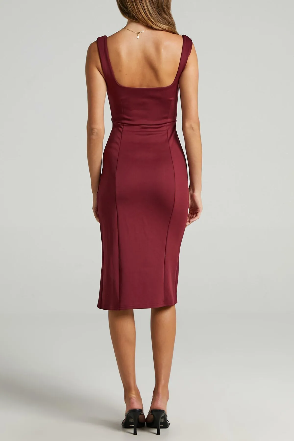 Madmext  Burgunderfarbenes, detailliertes Midikleid mit Trägerschlitz