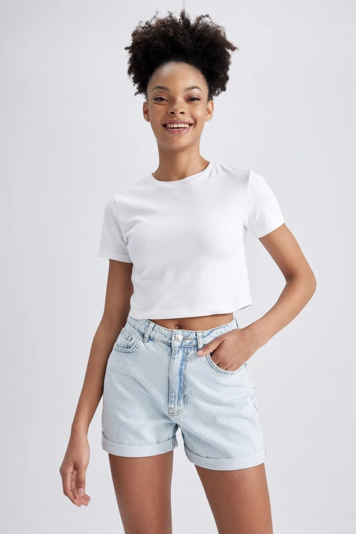 DeFacto  Mom Fit Jeans mit hoher Taille und umgeschlagenem Bein, 100 % Baumwolle, Shorts A2624ax23sm