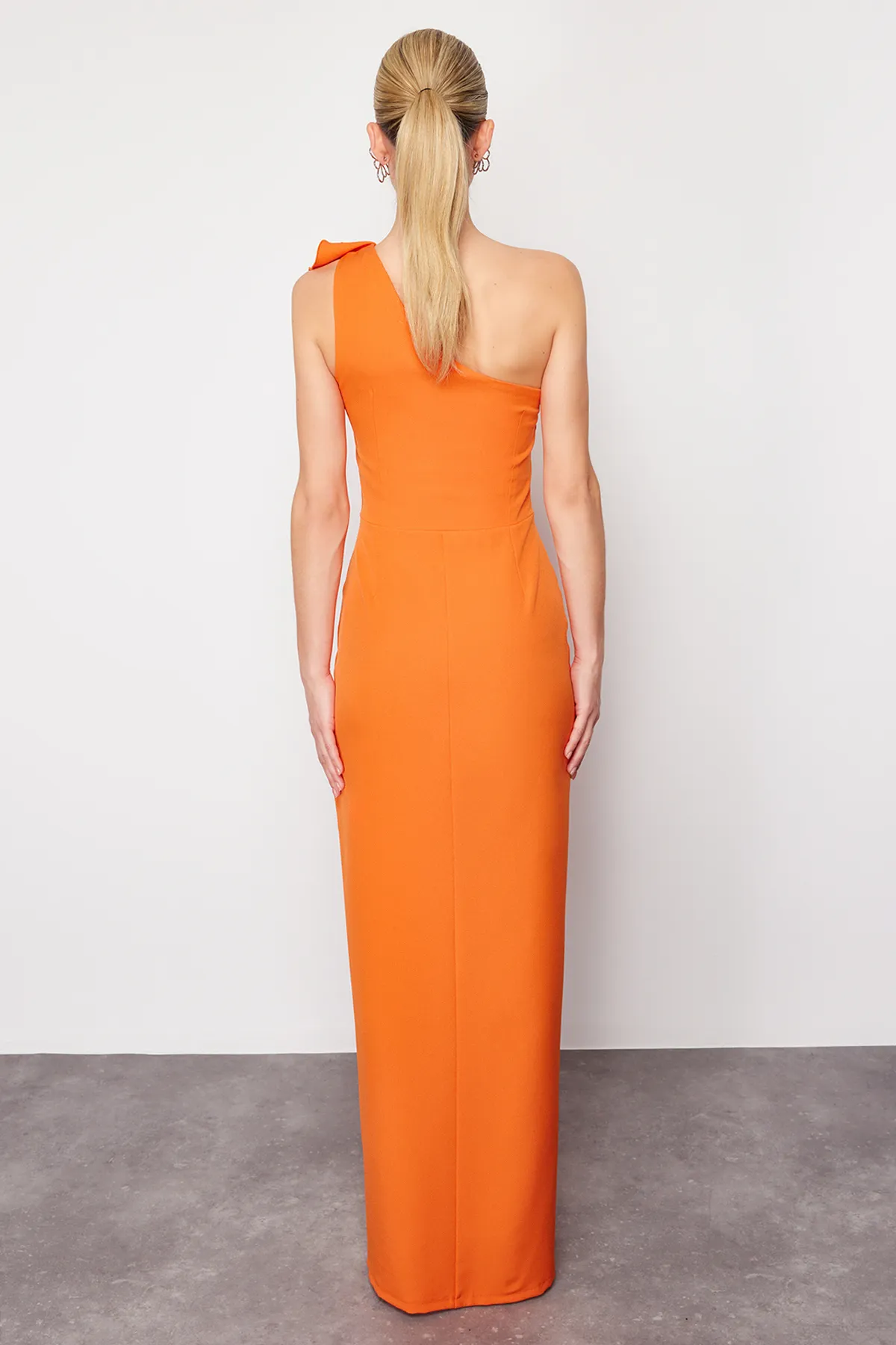 Trendyol Collection  Orangefarbenes, langes Abendkleid aus gewebtem Stoff mit Volants und einem Ärmel TPRSS24AE00130