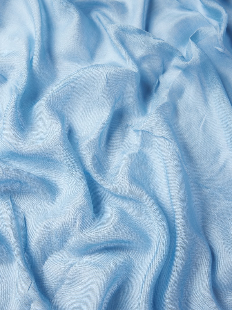 Schal mit ausgefranstem Saum in marineblau