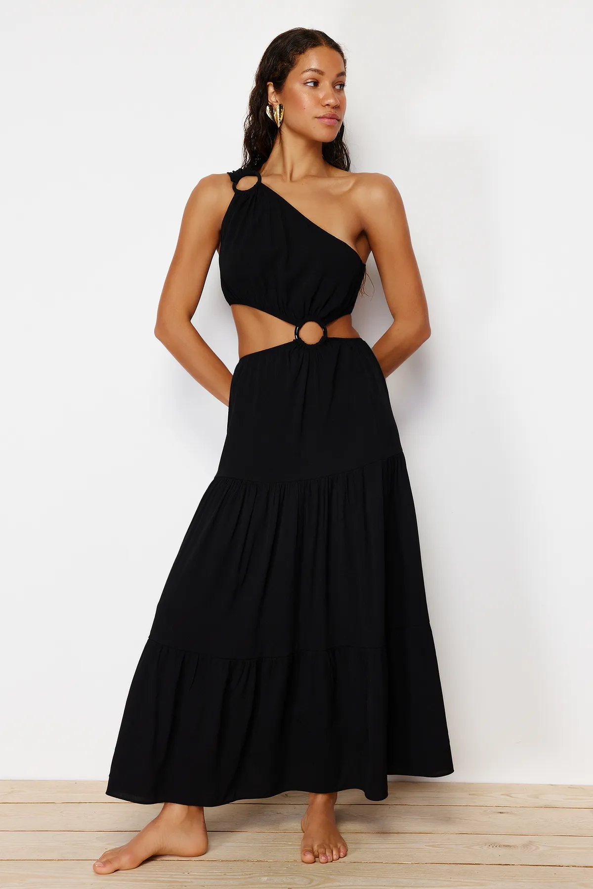 Trendyol Collection  Schwarzes, gewebtes Maxi-Strandkleid mit Ausschnitt/Fenster und einer Schulter TBESS24EL00010