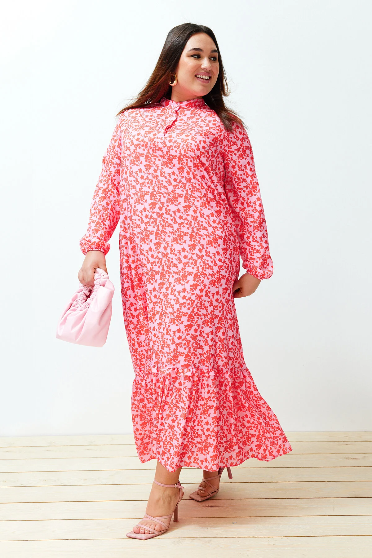 Trendyol Modest  Rotes, gewebtes Kleid mit Blumenmuster, halber Knopfleiste und Rüschenspitze, gefüttert TCTSS21EL3353