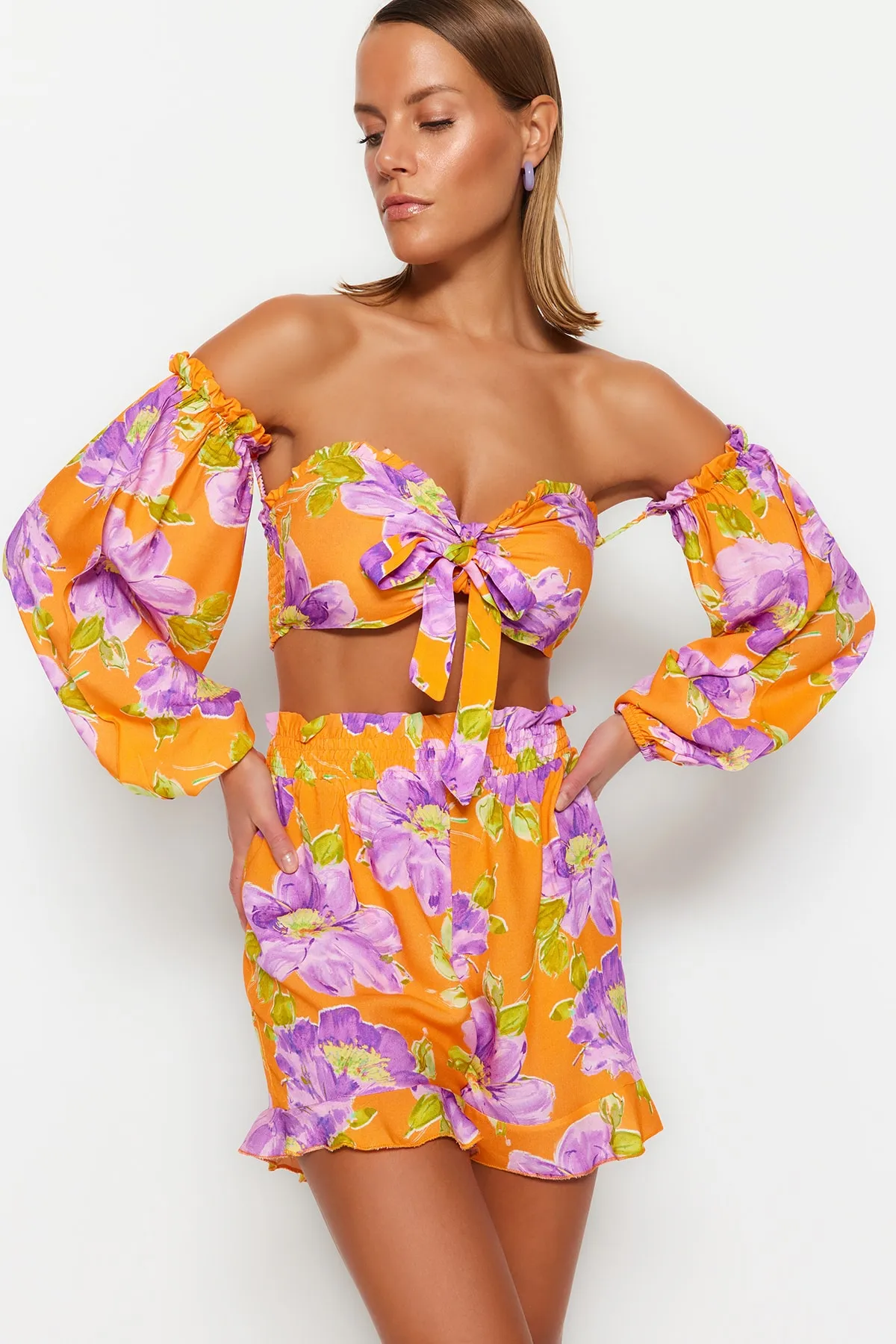 Trendyol Collection  Gewebtes Set mit Bluse und Shorts mit Blumenmuster und Bindeband TBESS22AU0016