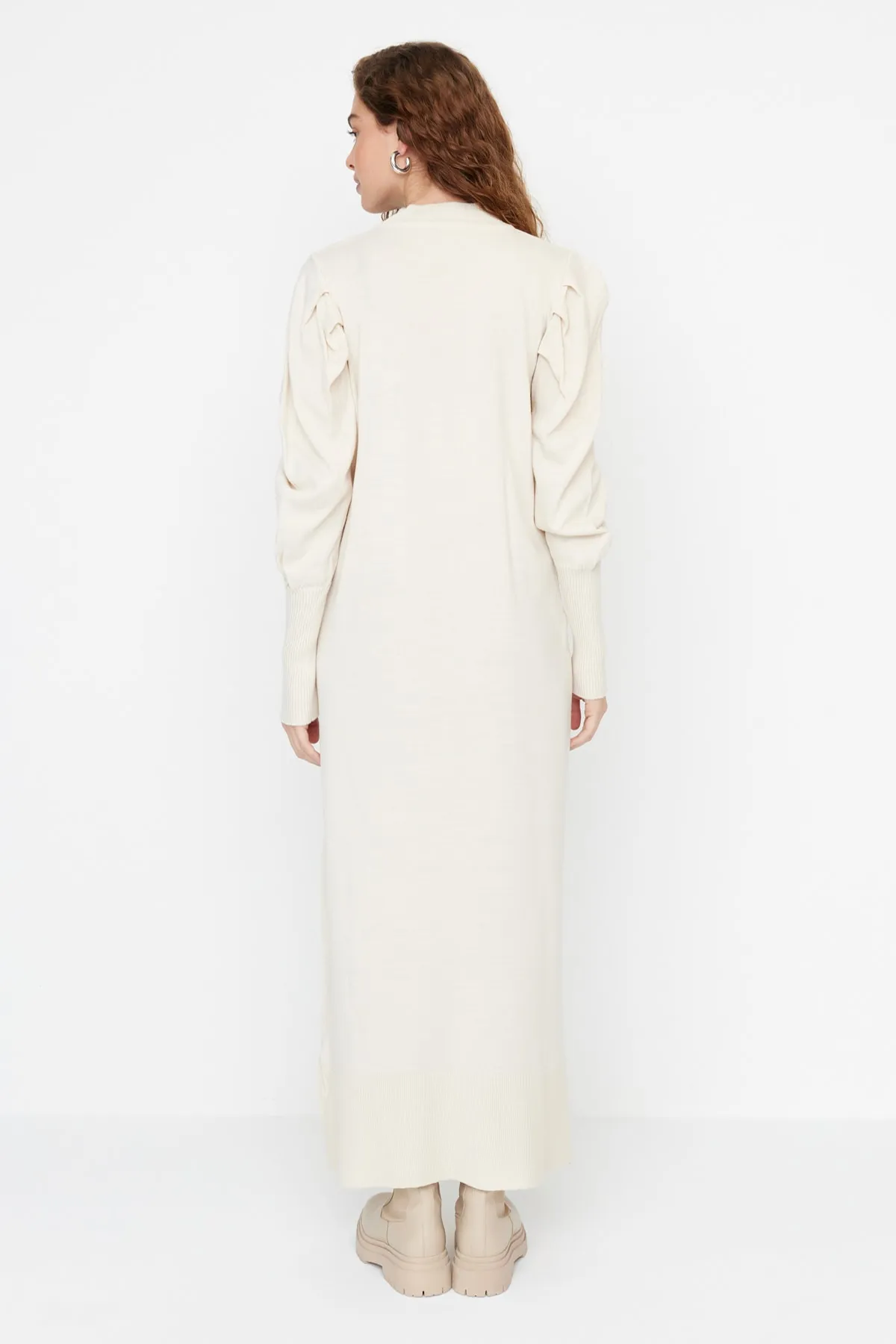 Trendyol Modest  Steinfarbenes Strickkleid mit Rundhalsausschnitt und gerafften Schultern TCTAW23EB00047