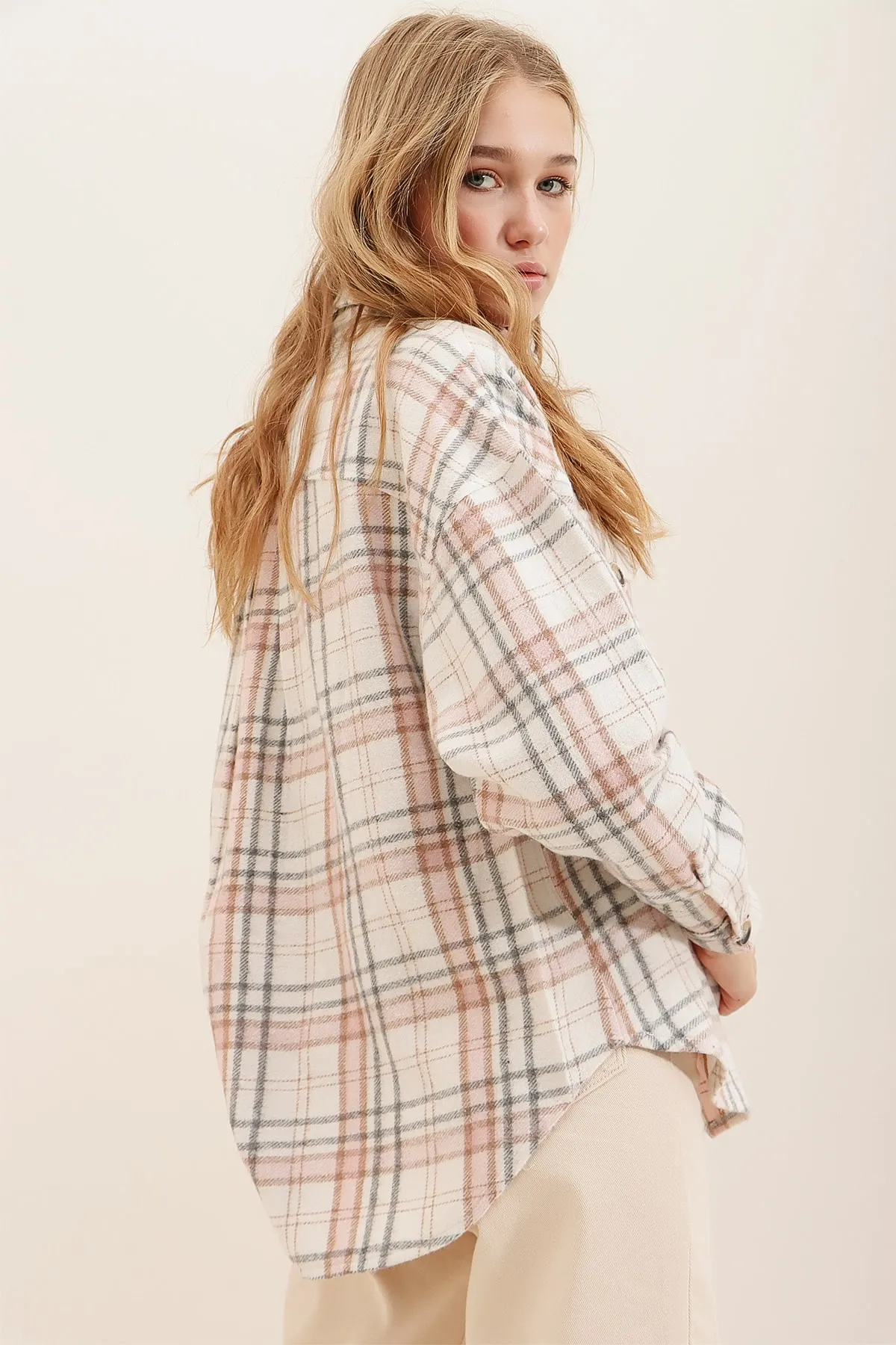 Trend Alaçatı Stili  Damen Ecru Puder Plaid Muster Stempel Baumwolle Übergröße Jacke Hemd ALC-X7142