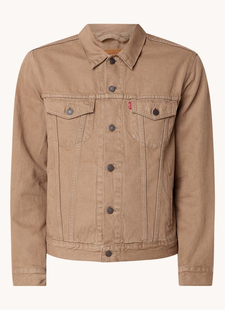Jaqueta jeans Levi's estilo trucker com bolsos no peito.