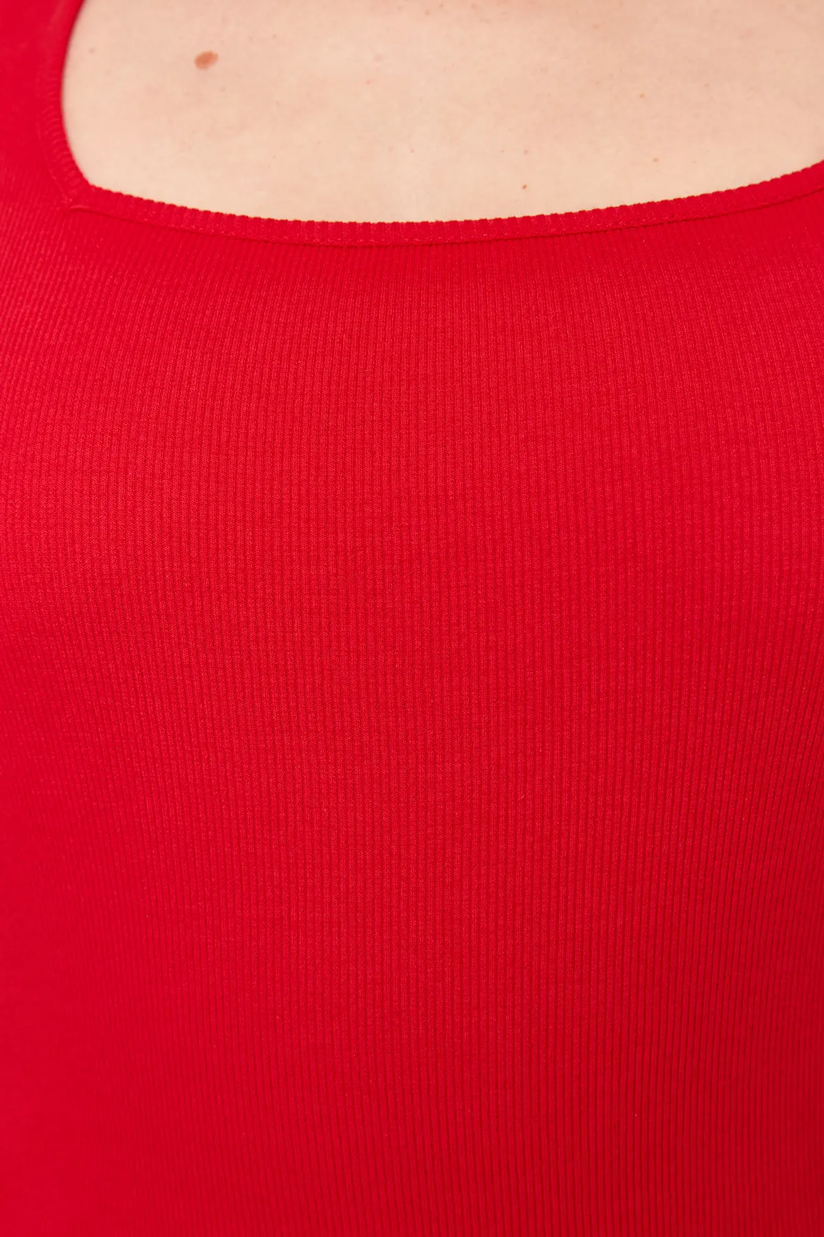 Trendyol Curve  Rotes Basic-Unterhemd mit quadratischem Kragen und sportlichem Oberteil in Übergröße