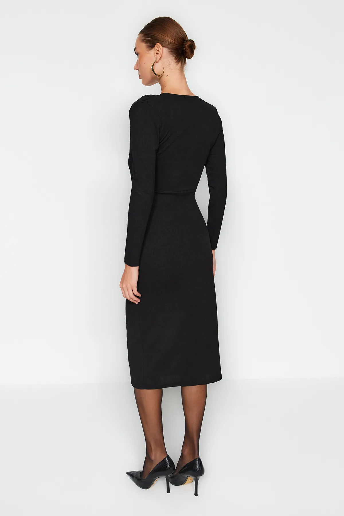 Trendyol Collection  Schwarzes, zweireihiges Midi-Strickkleid mit Kragen und langen Ärmeln und detailliertem, tailliertem Schnitt TWOAW24EL00826