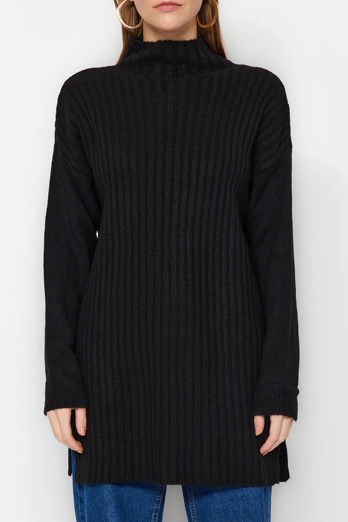 Trendyol Modest  Schwarzer, gerippter, weich strukturierter Strickpullover mit Stehkragen TCTAW24AK00013