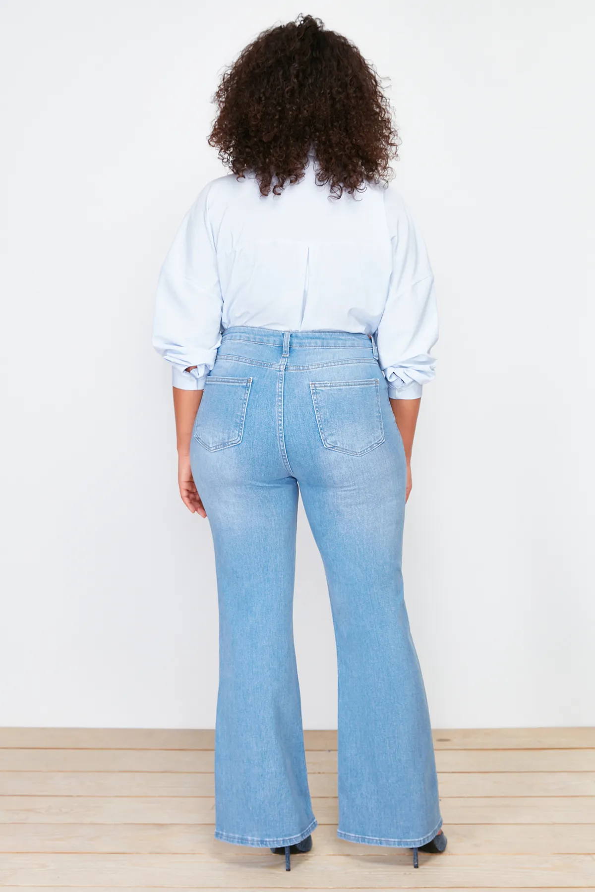 Trendyol Curve  Hellblaue Denim-Jeans im Flare-Fit mit Nähten und detaillierten Details TBBSS24CJ00003