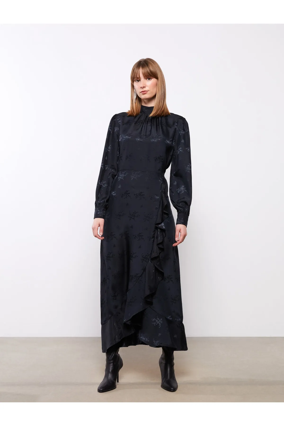 LC Waikiki  Gemustertes Damenkleid mit hohem Kragen und langen Ärmeln