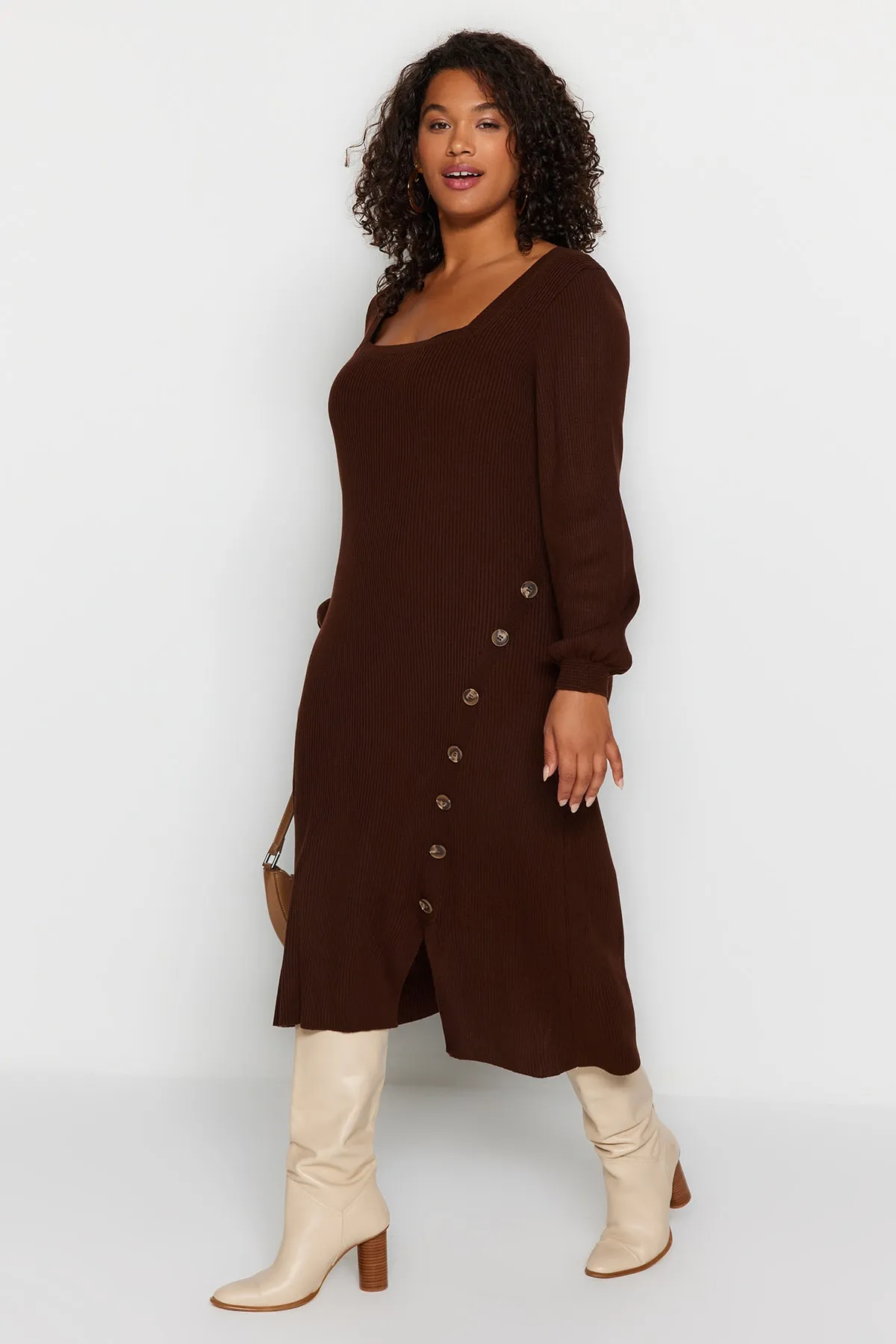 Trendyol Curve  Braunes Strickkleid mit Knöpfen und detailliertem Schlitz TBBAW24AH00009
