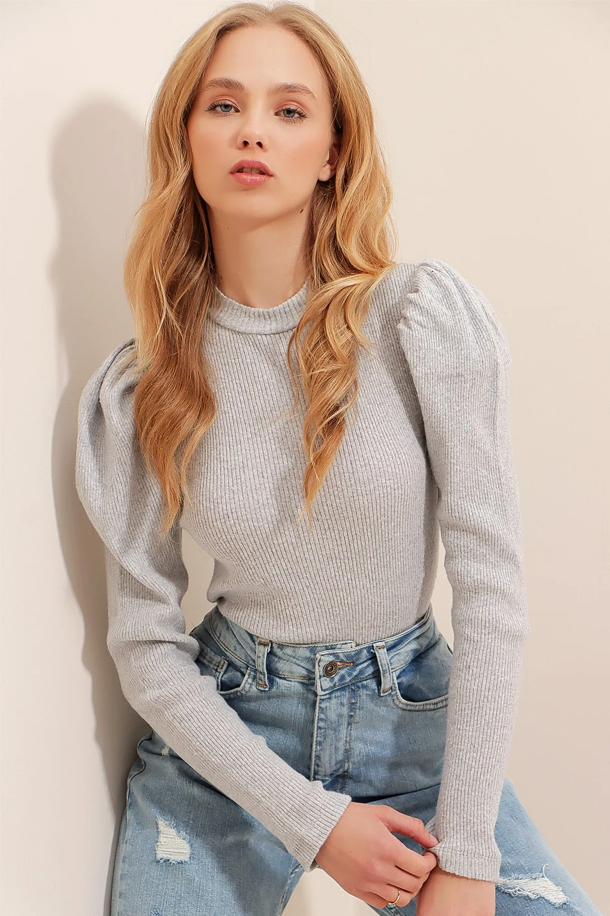 Trend Alaçatı Stili  Graue Damenbluse mit halbem Rollkragen und Prinzessinnenärmeln, Camisole-Bluse ALC-X5042