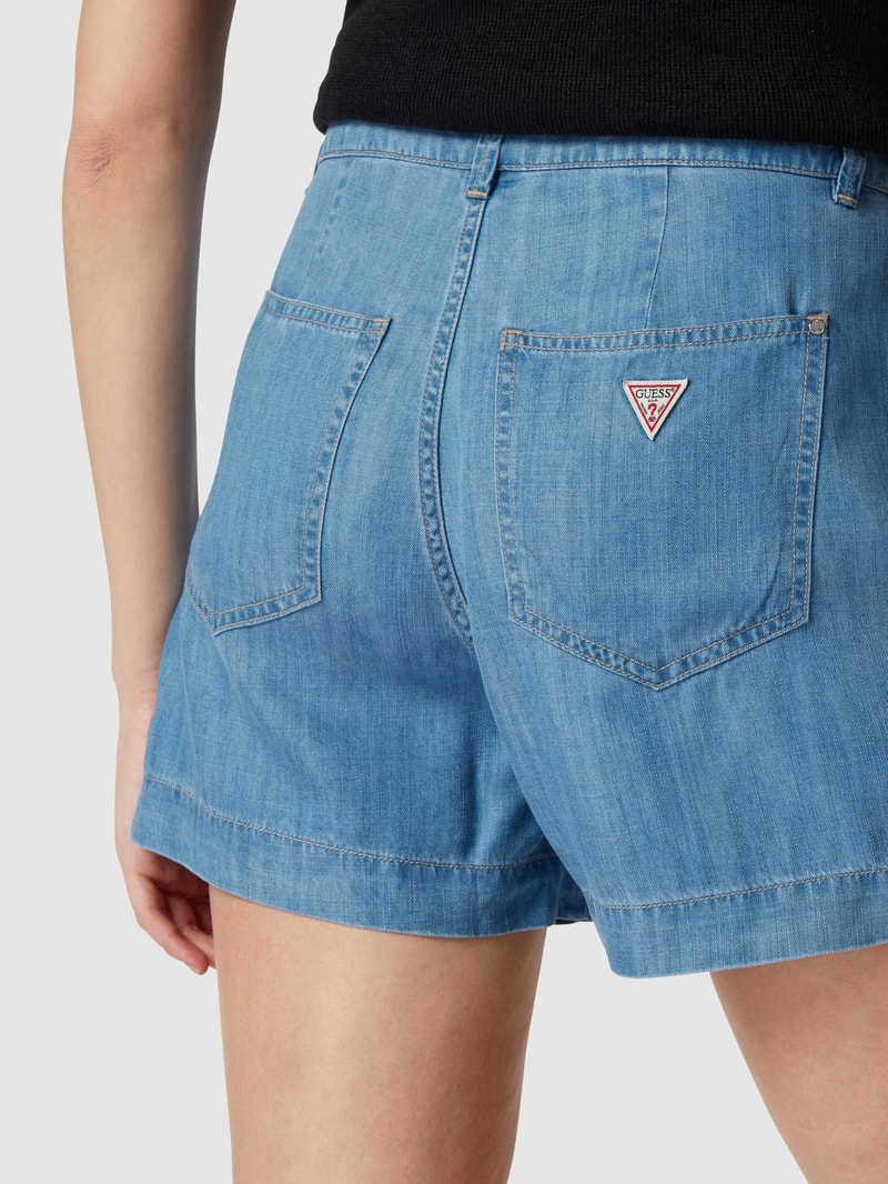 Jeansshorts mit Label-Patch in hellblau