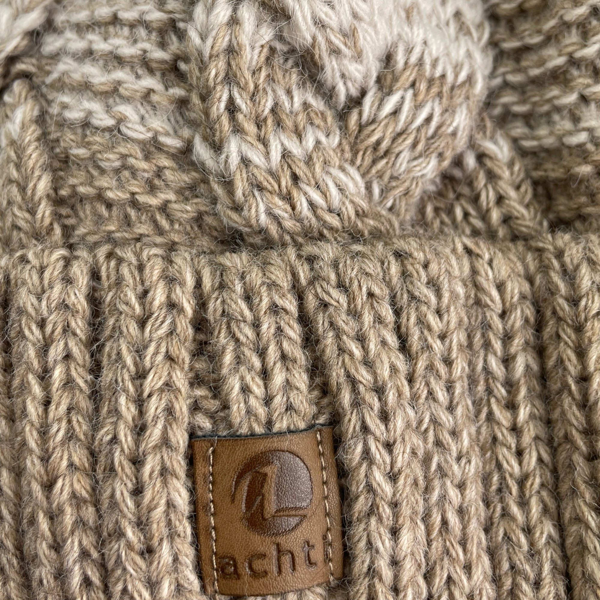 Taschen4life Bommelmütze Mütze & Schal Set achti 2469 (2er Set, Strickmütze & Loop) großer Bommel, Strick Beanie & Loopschal, Logo-Label