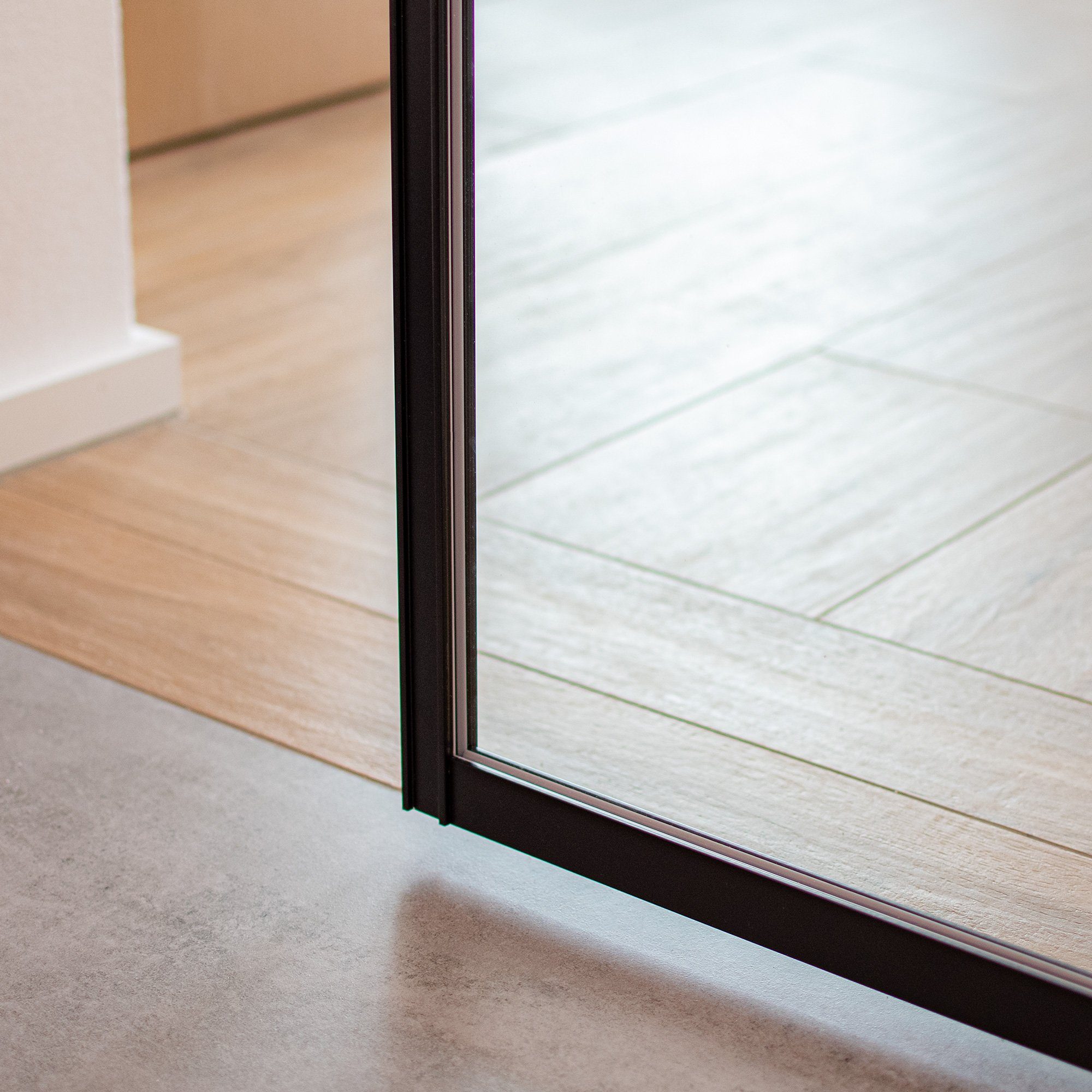 inova wohnen Glasschiebetür mit schwarzem Aluminium Rahmen und Dekorleisten, 75,5 x 203,5 cm, Lofttür