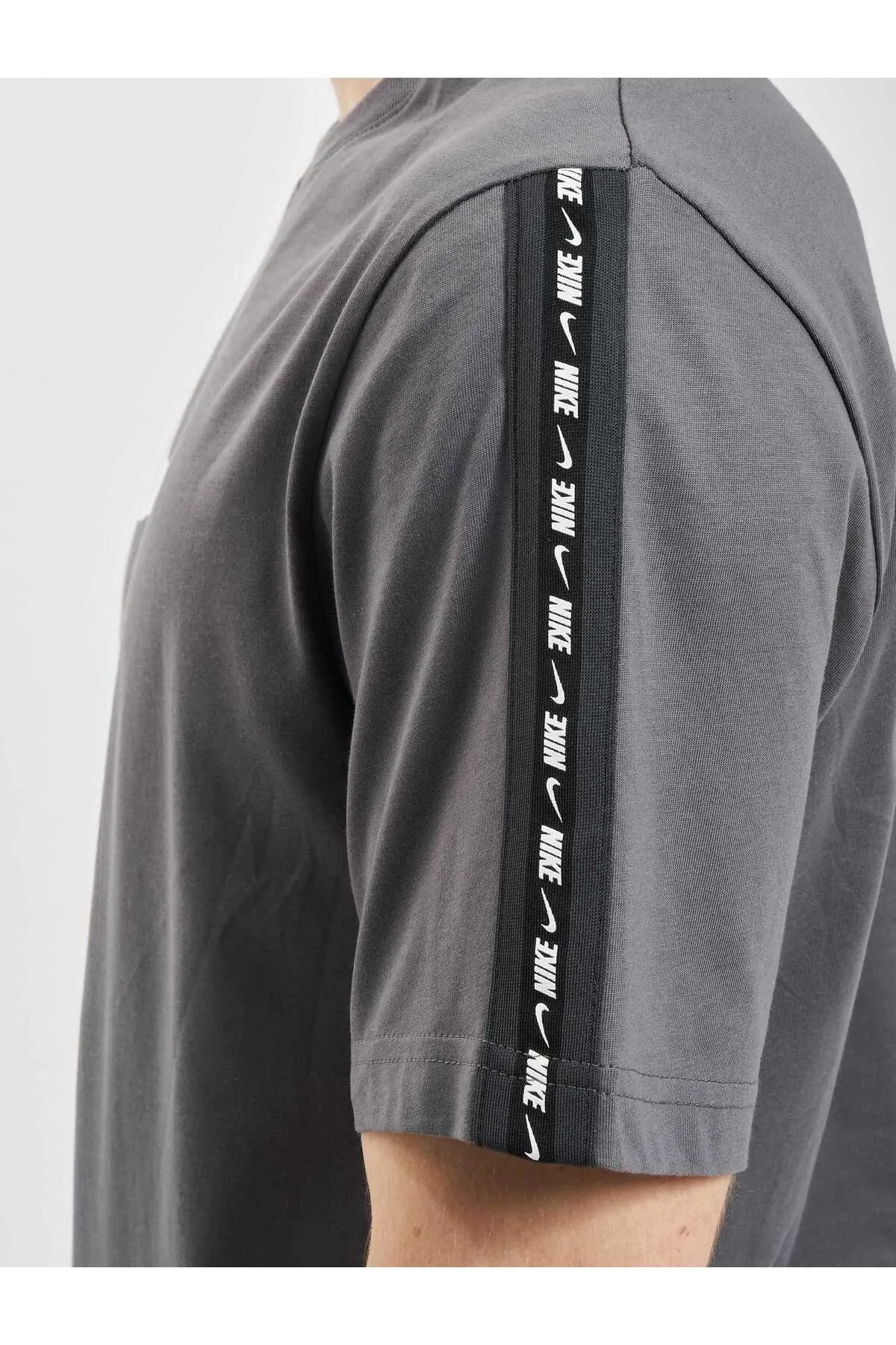 Nike  Herren Nike NSW Repeat T-Shirt