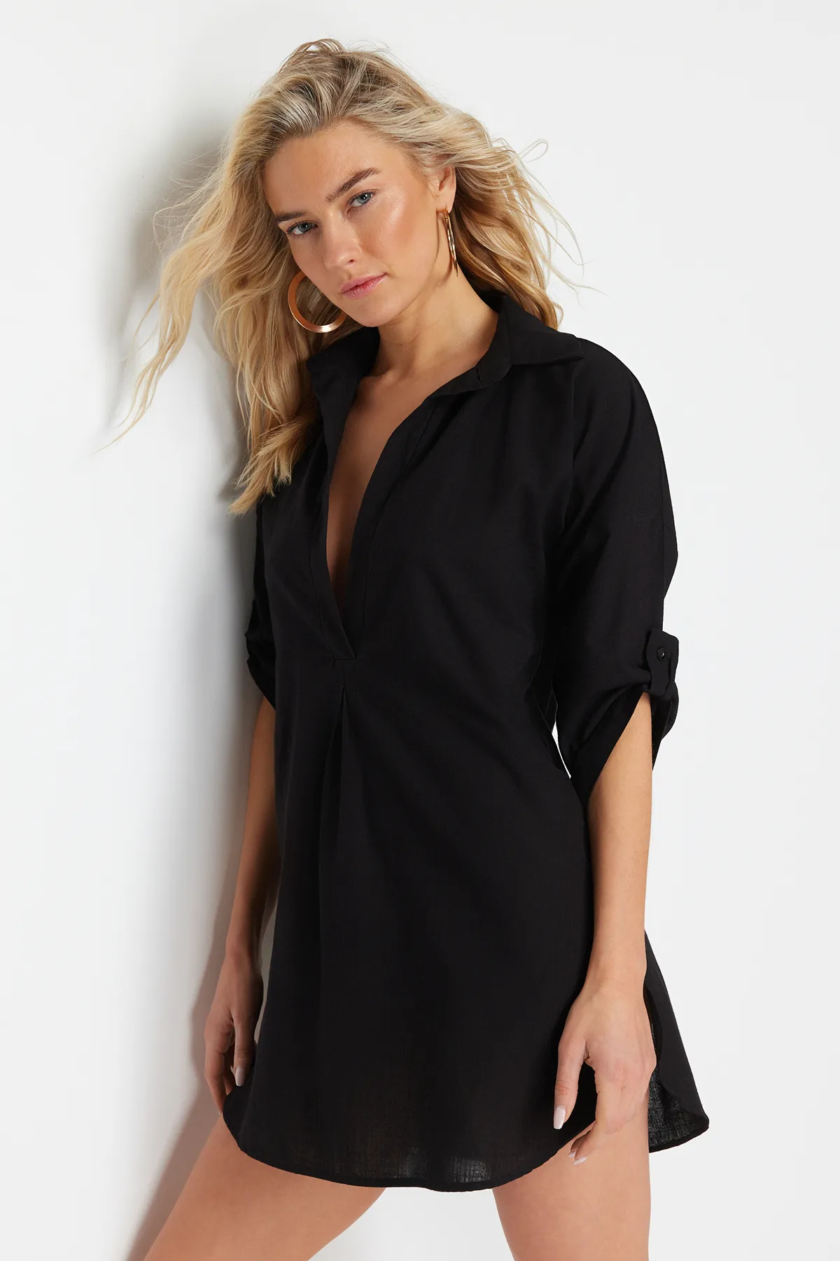 Trendyol Collection  Schwarzes Mini-Strandkleid aus 100 % gewebter Baumwolle TBESS21EL3979