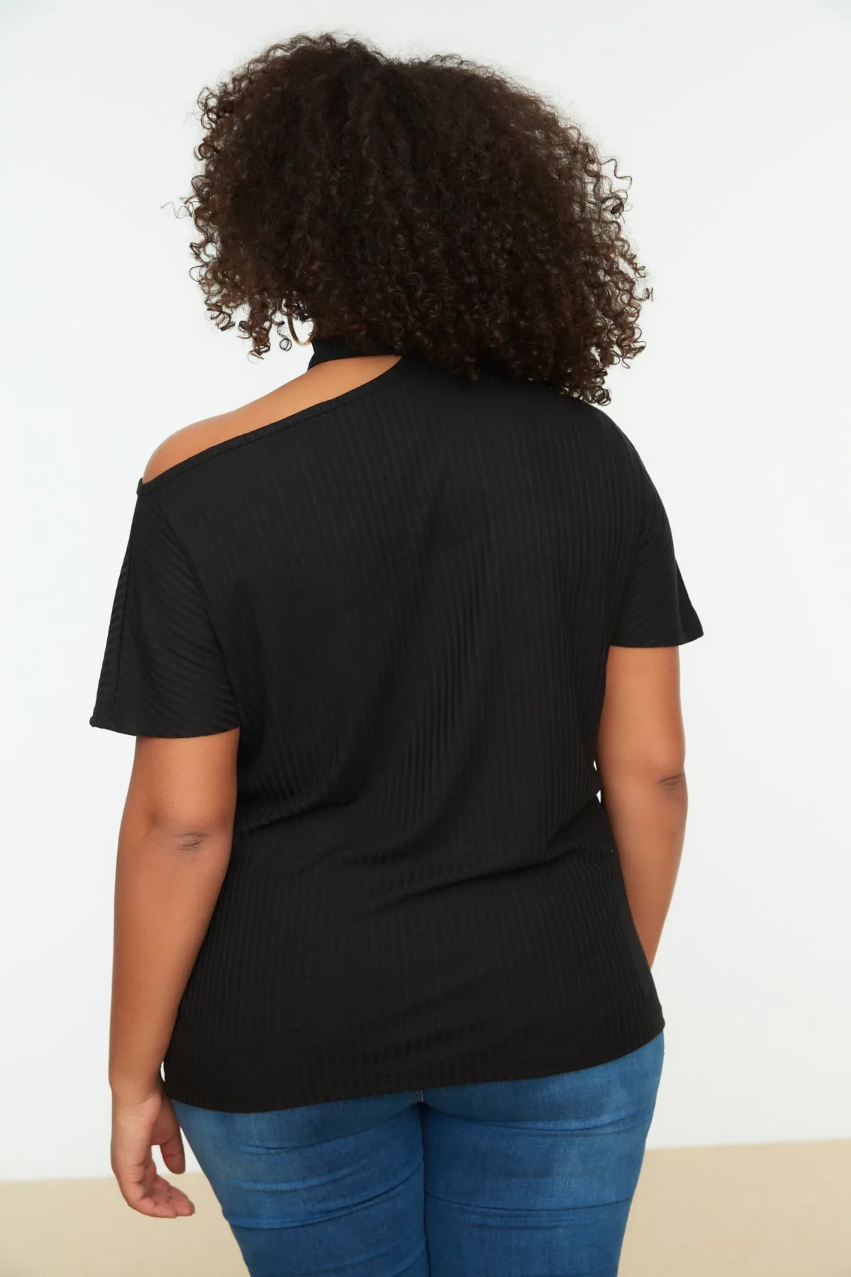 Trendyol Curve  Schwarze, detaillierte Strickbluse mit Ausschnitten TBSSS22AF0009