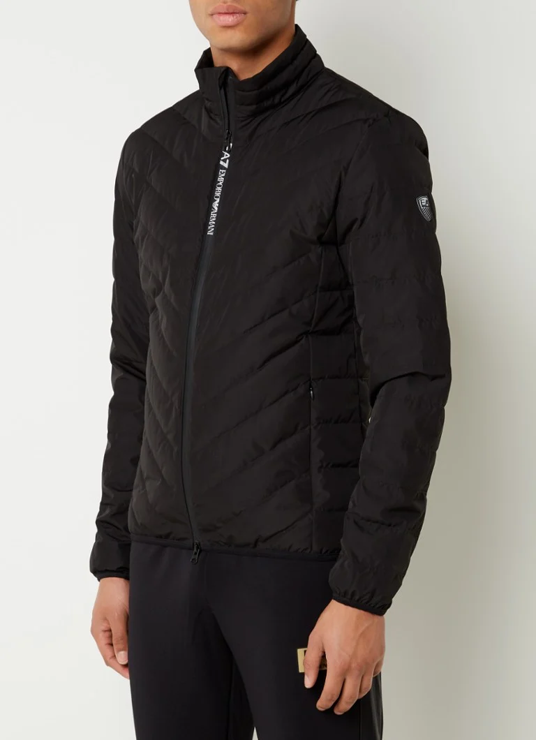 Jachetă matlasată Emporio Armani cu umplutură de puf și buzunare cu fermoar.
