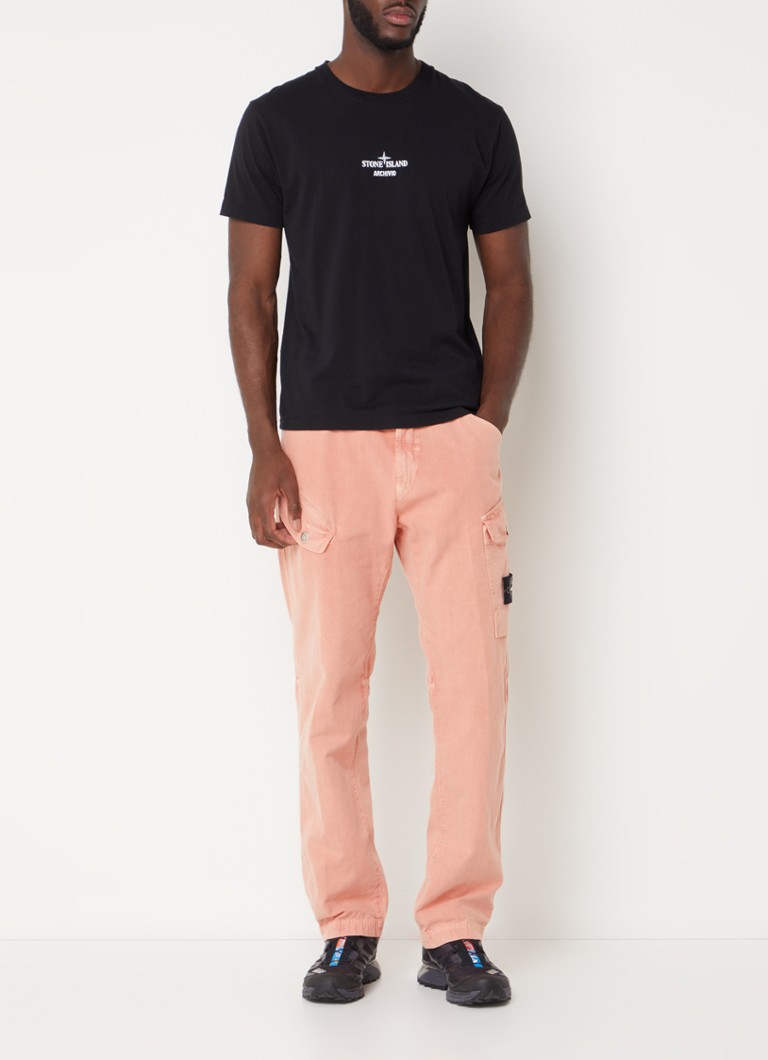 Pantaloni cargo Stone Island 320T1 cu croială clasică, logo și buzunare cu clapă.