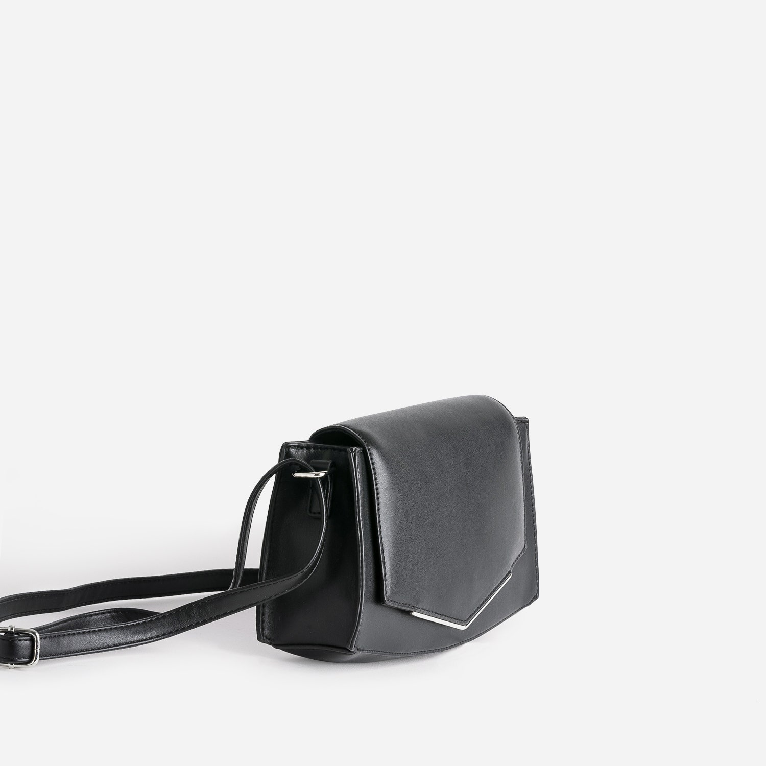 Sac bandoulière noir avec barrette métal