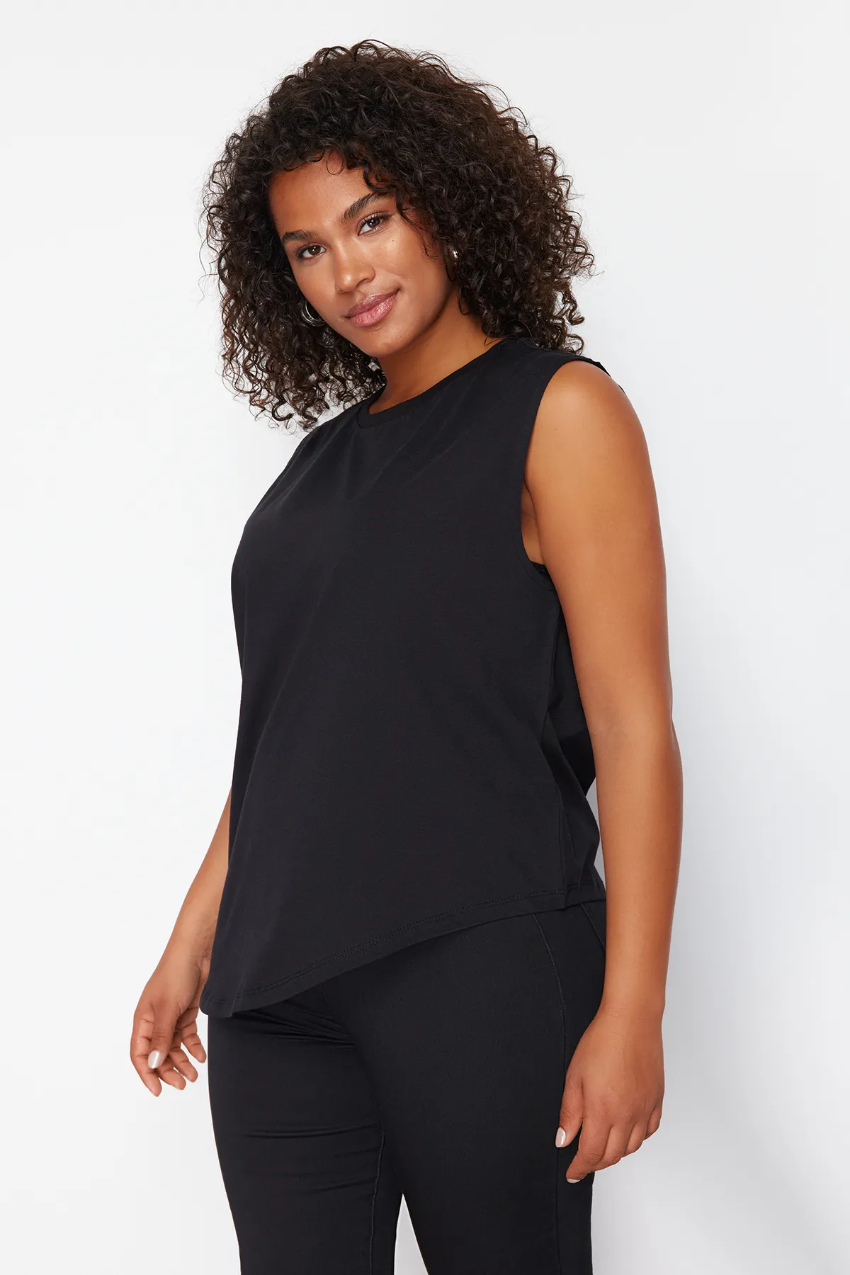 Trendyol Curve  Schwarzes, asymmetrisches Strick-T-Shirt aus 100 % Baumwolle, nachhaltiger TBBSS24BF00052